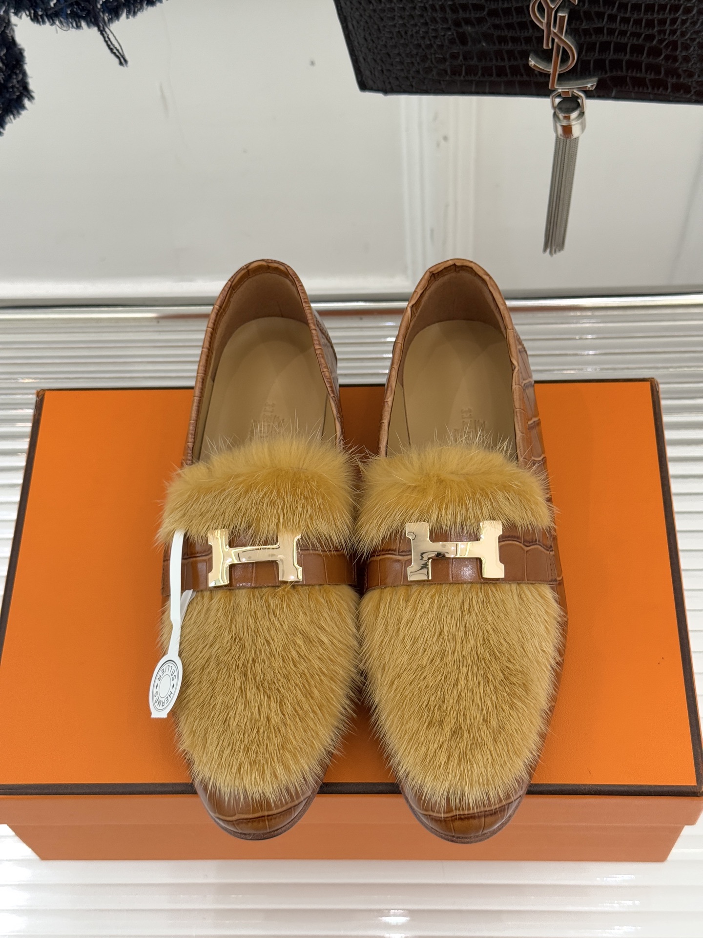 Hermès/爱马仕经典复古羊毛H金属扣乐福鞋标志性H形金属扣居于鞋身经精雕与多层抛光电镀而成流转着低调