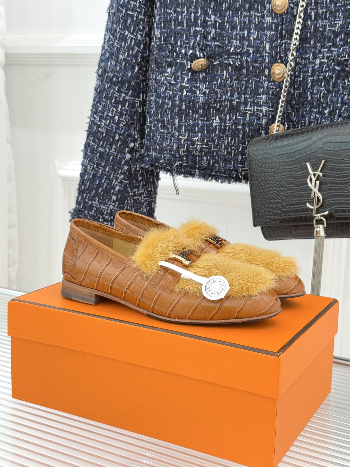 Hermès/爱马仕经典复古羊毛H金属扣乐福鞋标志性H形金属扣居于鞋身经精雕与多层抛光电镀而成流转着低调