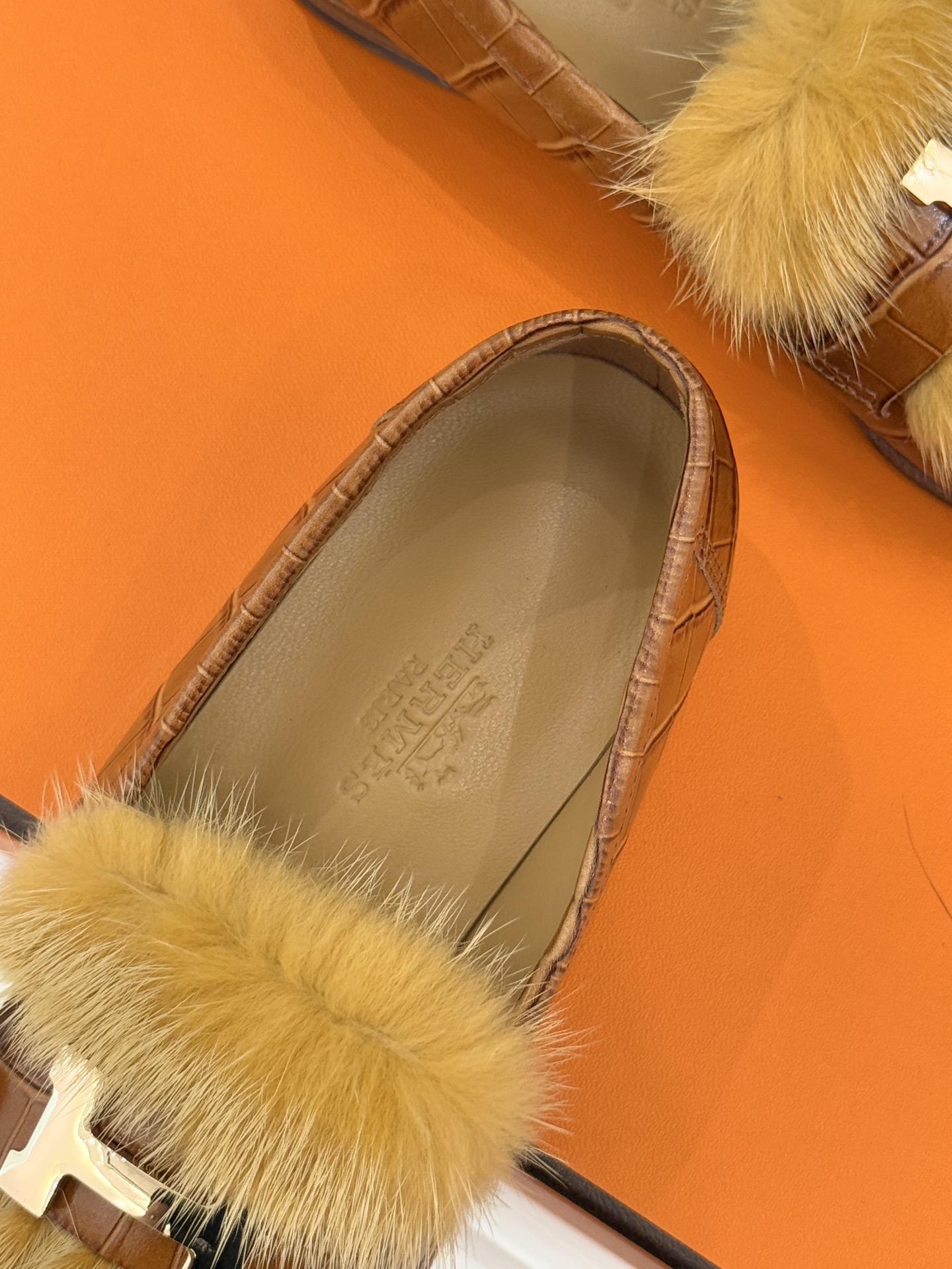 Hermès/爱马仕经典复古羊毛H金属扣乐福鞋标志性H形金属扣居于鞋身经精雕与多层抛光电镀而成流转着低调