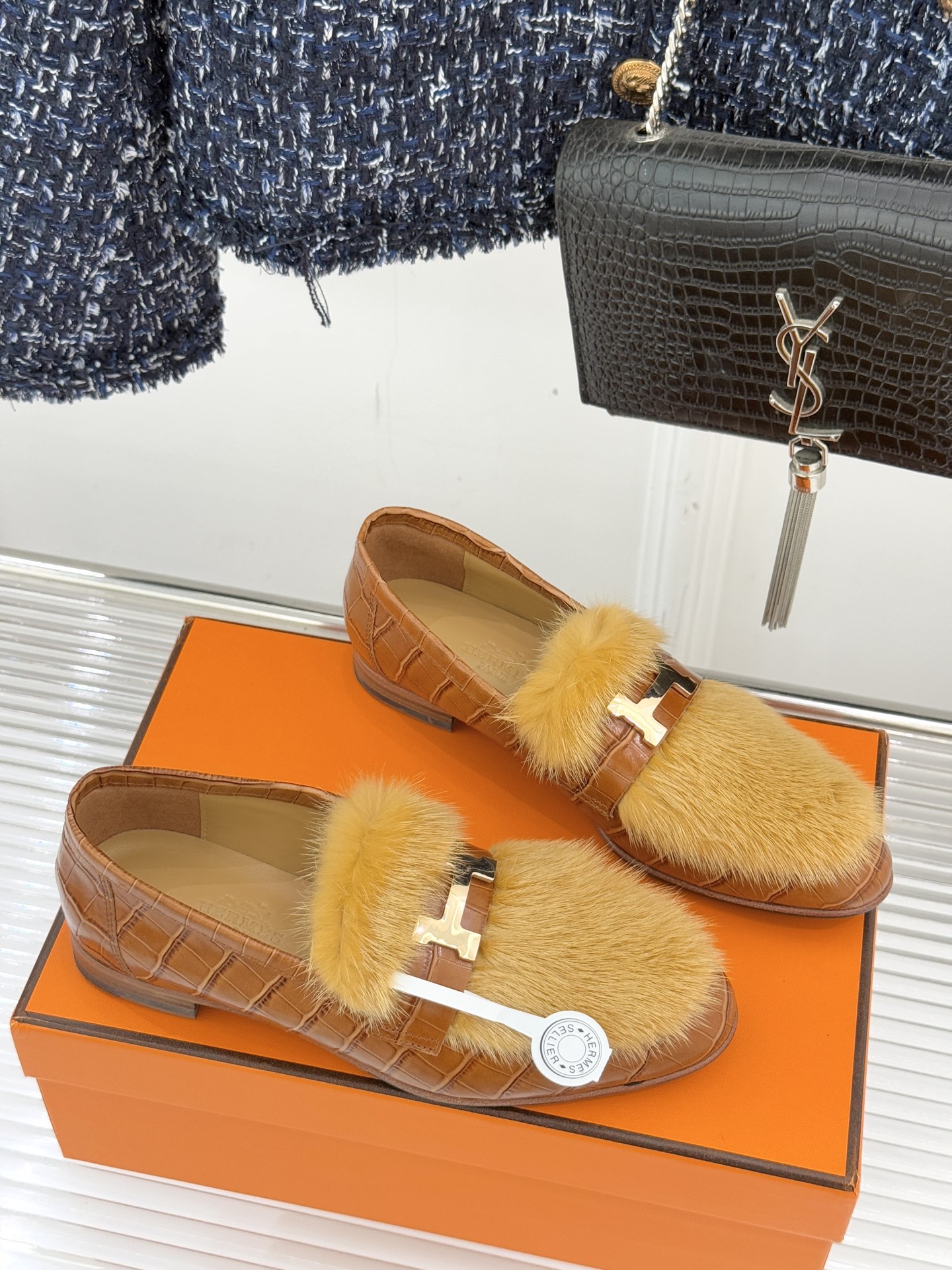 Hermès/爱马仕经典复古羊毛H金属扣乐福鞋标志性H形金属扣居于鞋身经精雕与多层抛光电镀而成流转着低调