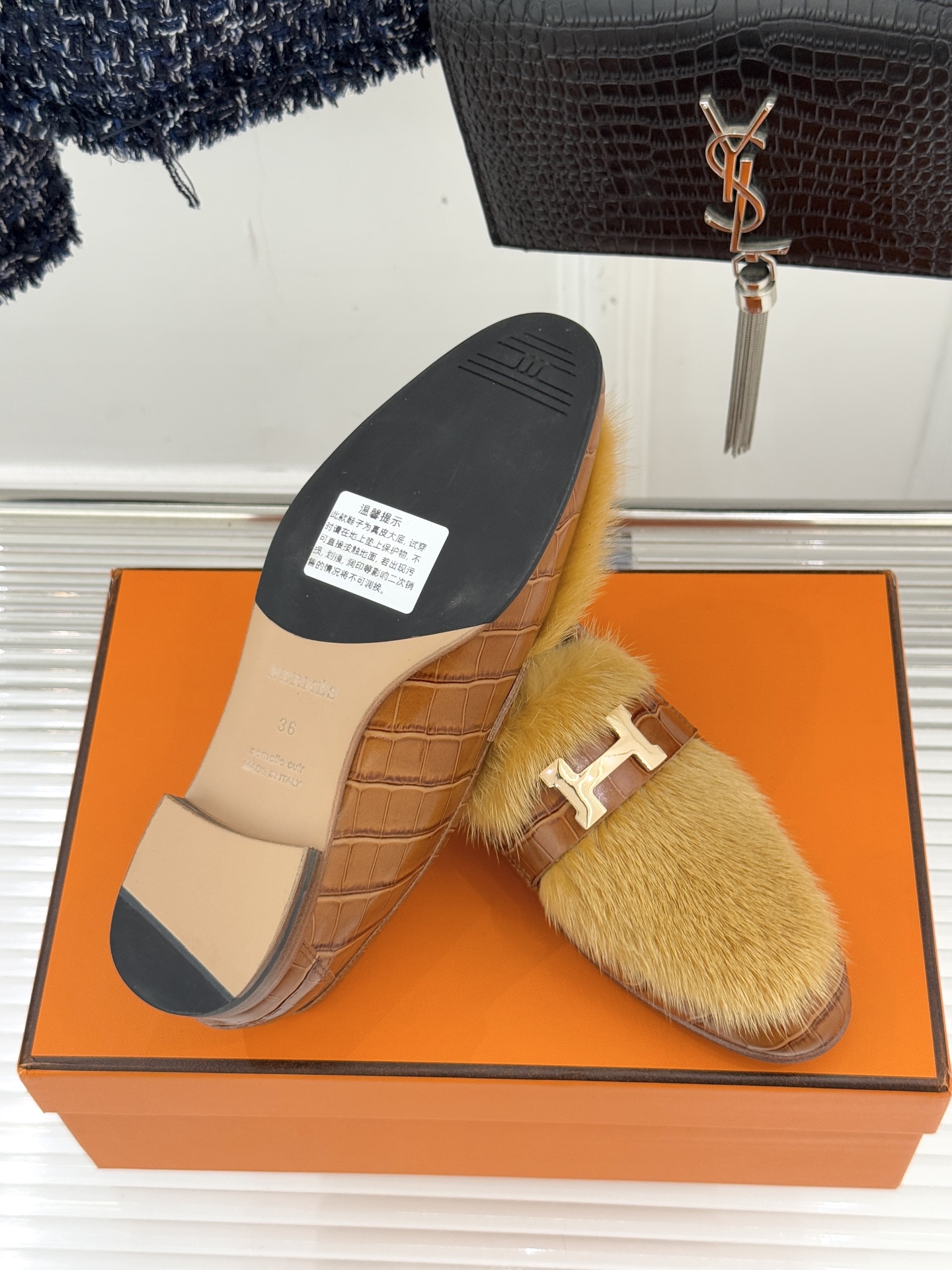 Hermès/爱马仕经典复古羊毛H金属扣乐福鞋标志性H形金属扣居于鞋身经精雕与多层抛光电镀而成流转着低调