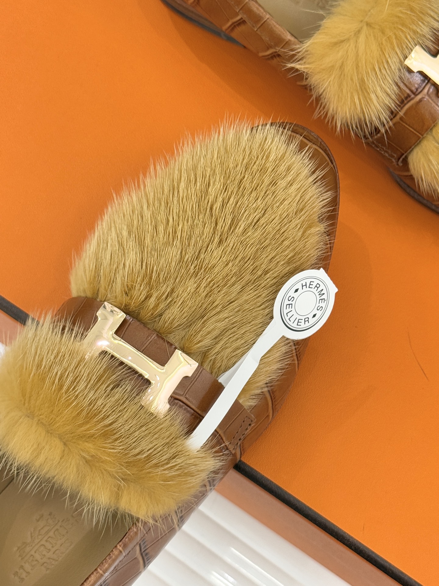 Hermès/爱马仕经典复古羊毛H金属扣乐福鞋标志性H形金属扣居于鞋身经精雕与多层抛光电镀而成流转着低调