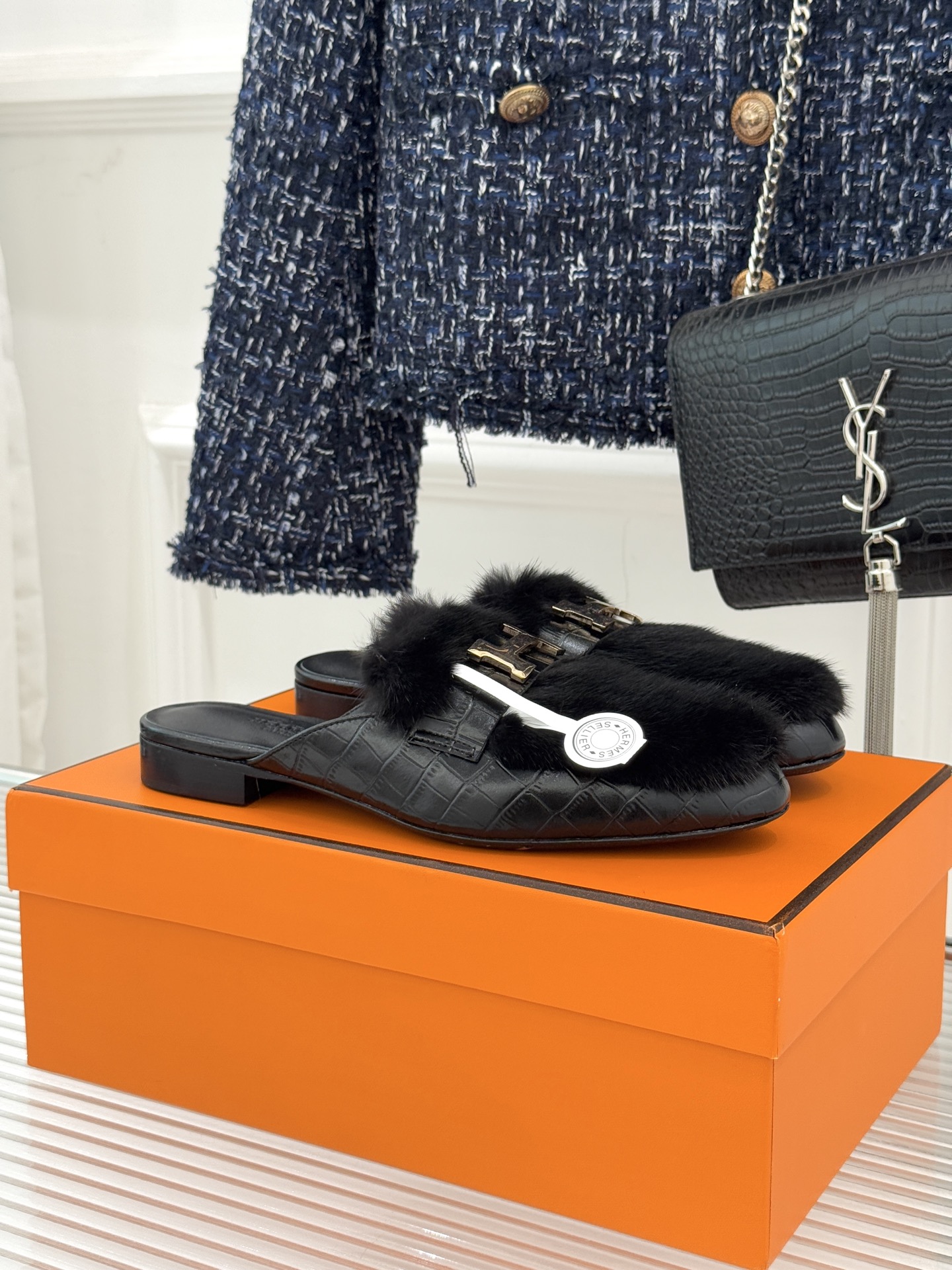 Hermès/爱马仕经典复古羊毛H金属扣乐福鞋标志性H形金属扣居于鞋身经精雕与多层抛光电镀而成流转着低调