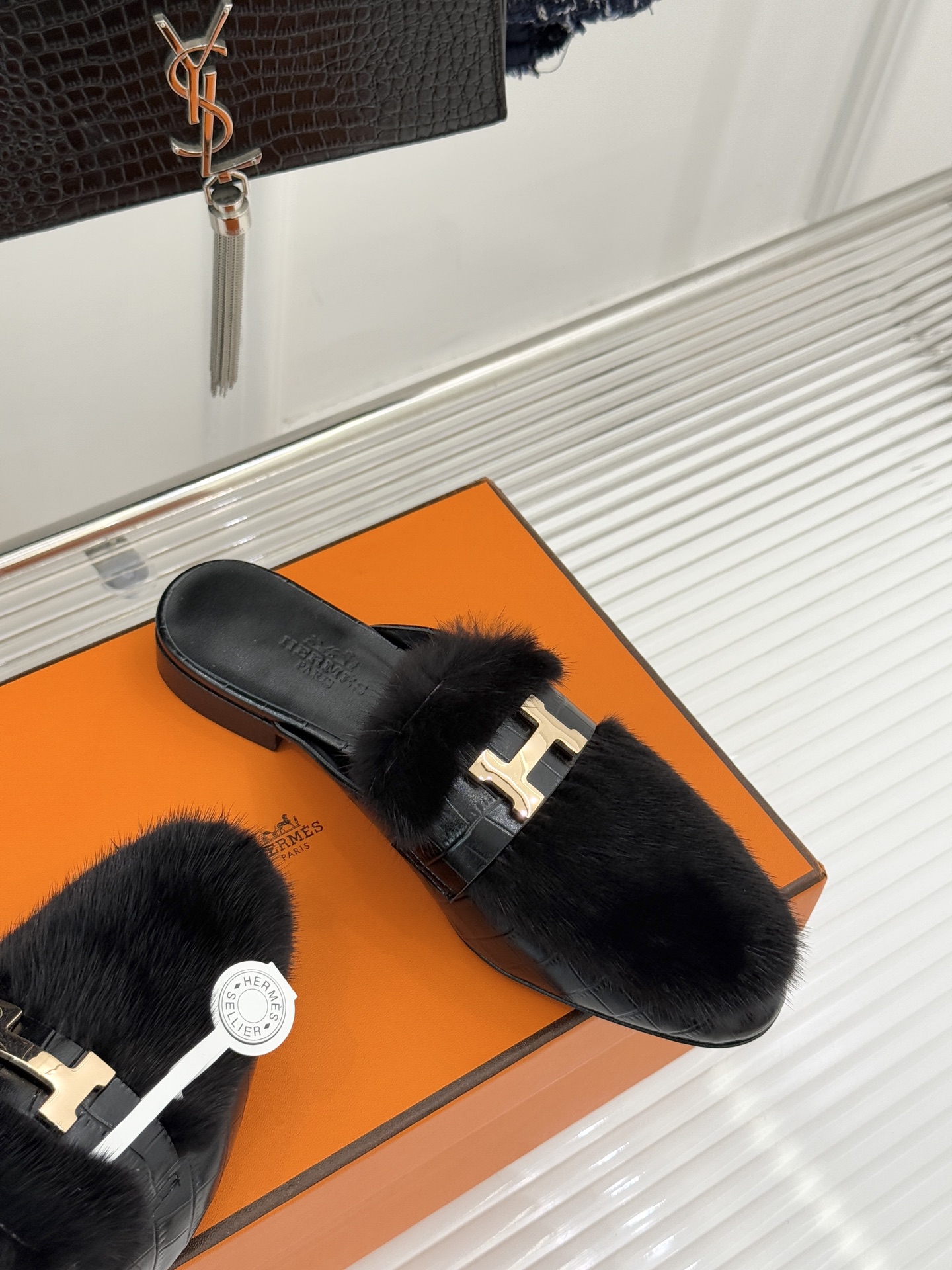 Hermès/爱马仕经典复古羊毛H金属扣乐福鞋标志性H形金属扣居于鞋身经精雕与多层抛光电镀而成流转着低调