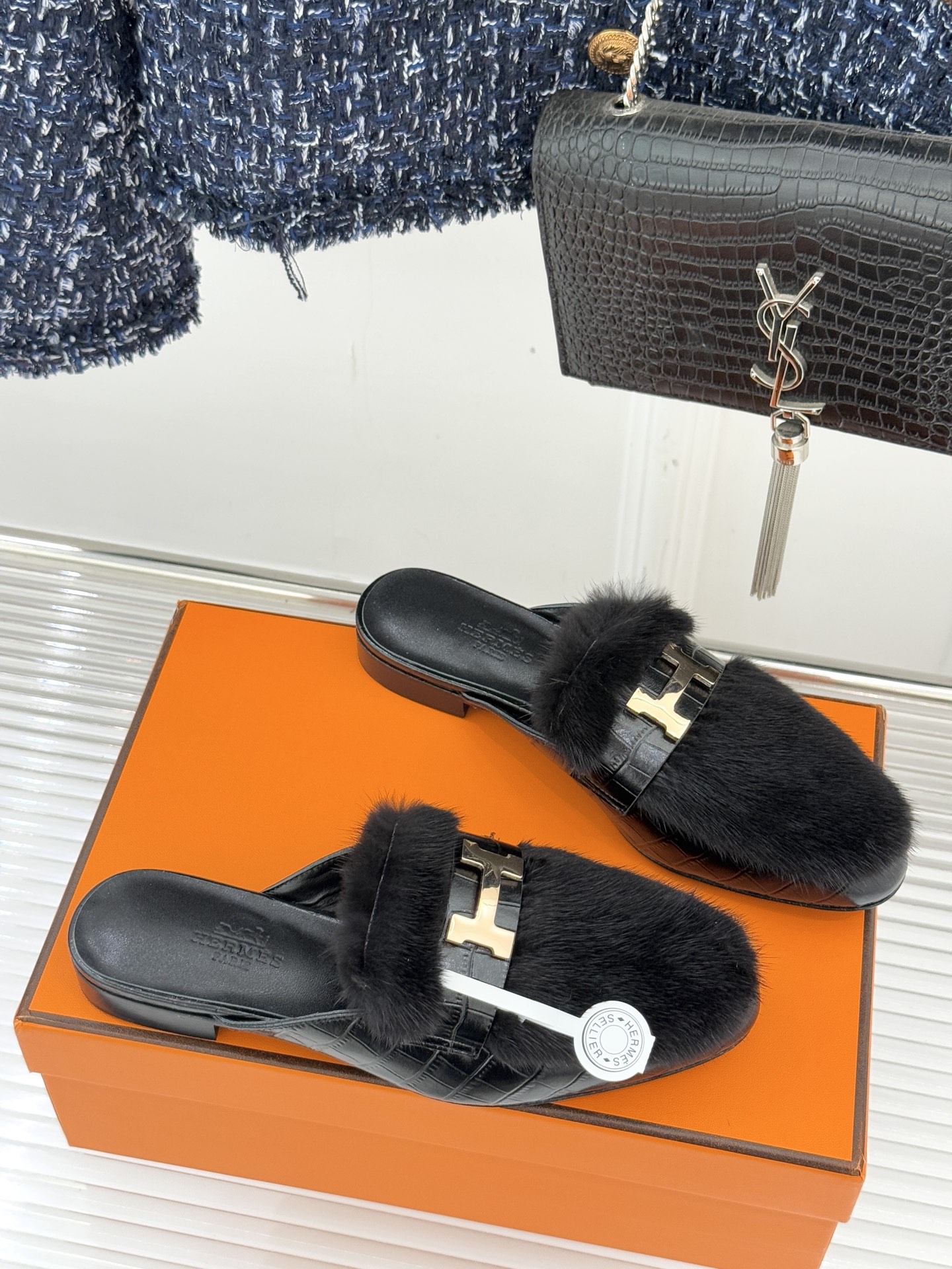 Hermès/爱马仕经典复古羊毛H金属扣乐福鞋标志性H形金属扣居于鞋身经精雕与多层抛光电镀而成流转着低调