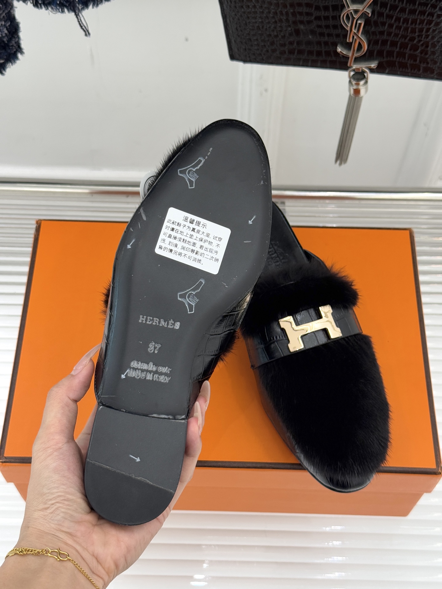 Hermès/爱马仕经典复古羊毛H金属扣乐福鞋标志性H形金属扣居于鞋身经精雕与多层抛光电镀而成流转着低调