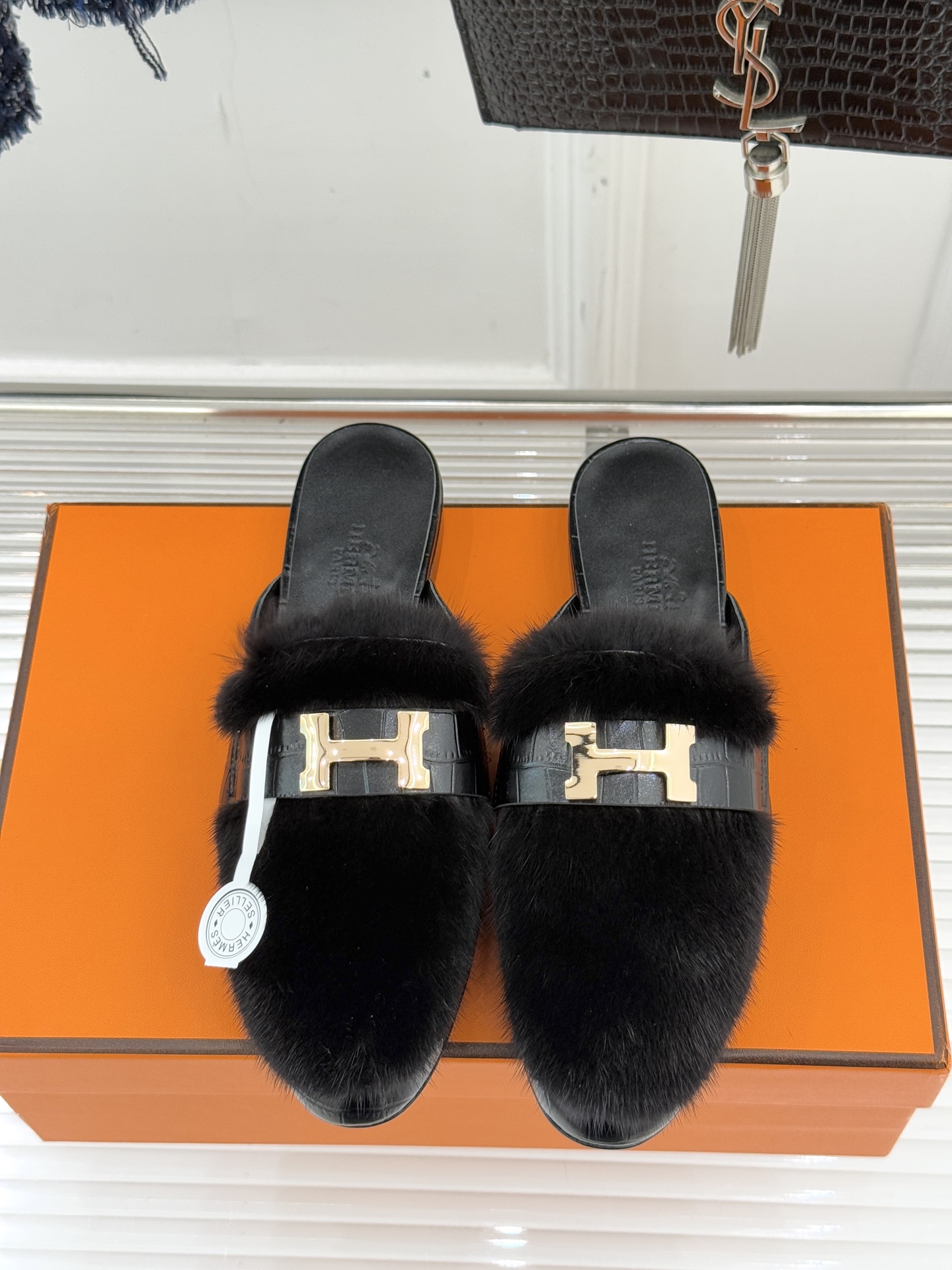 Hermès/爱马仕经典复古羊毛H金属扣乐福鞋标志性H形金属扣居于鞋身经精雕与多层抛光电镀而成流转着低调