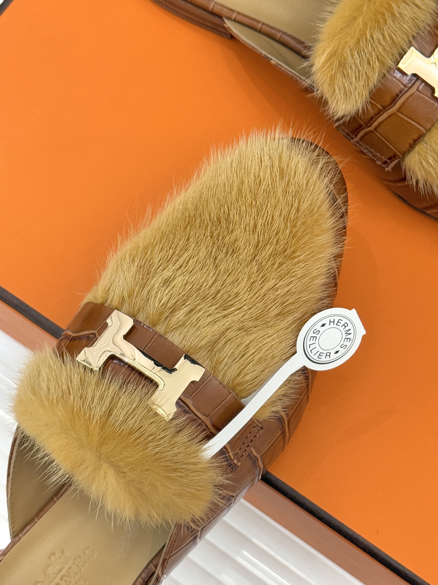 Hermès/爱马仕经典复古羊毛H金属扣乐福鞋标志性H形金属扣居于鞋身经精雕与多层抛光电镀而成流转着低调