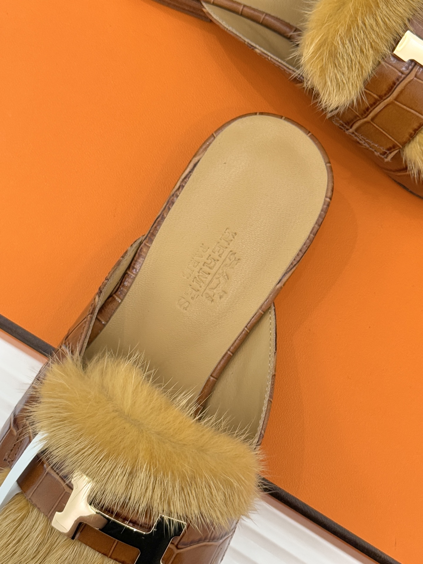 Hermès/爱马仕经典复古羊毛H金属扣乐福鞋标志性H形金属扣居于鞋身经精雕与多层抛光电镀而成流转着低调