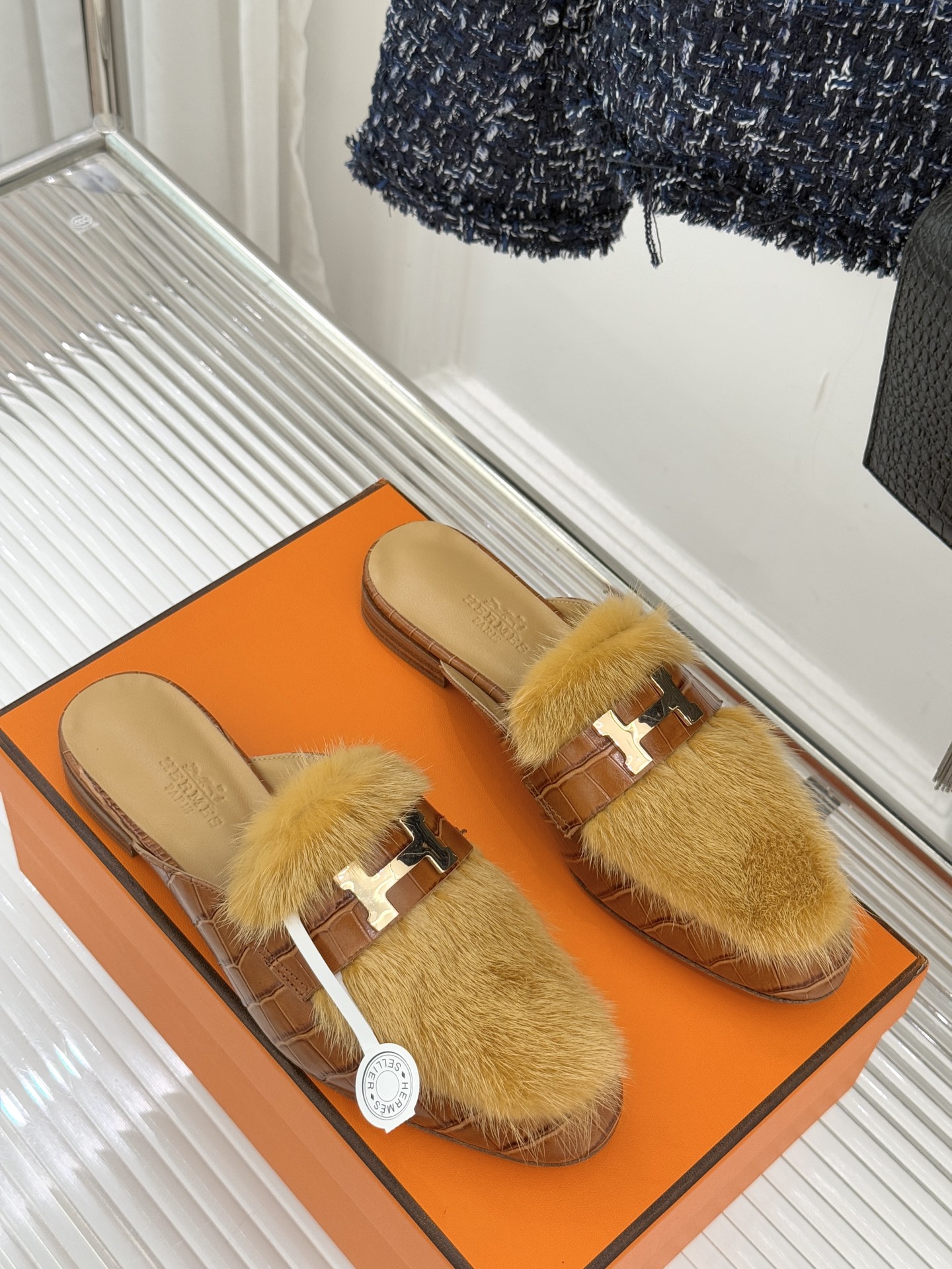 Hermès/爱马仕经典复古羊毛H金属扣乐福鞋标志性H形金属扣居于鞋身经精雕与多层抛光电镀而成流转着低调