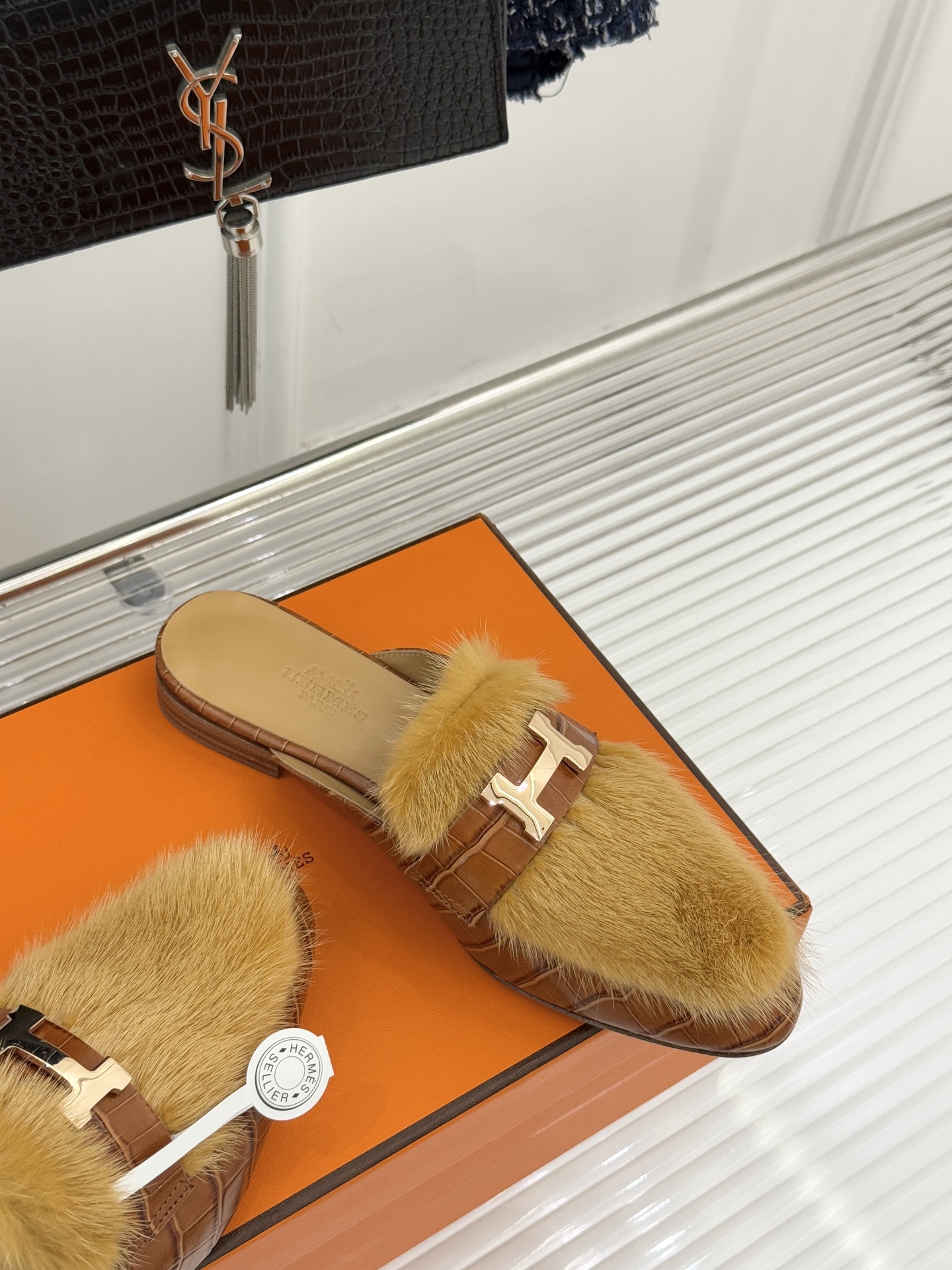 Hermès/爱马仕经典复古羊毛H金属扣乐福鞋标志性H形金属扣居于鞋身经精雕与多层抛光电镀而成流转着低调