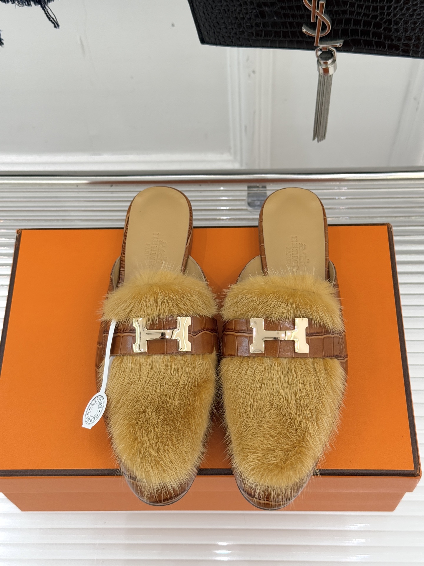 Hermès/爱马仕经典复古羊毛H金属扣乐福鞋标志性H形金属扣居于鞋身经精雕与多层抛光电镀而成流转着低调