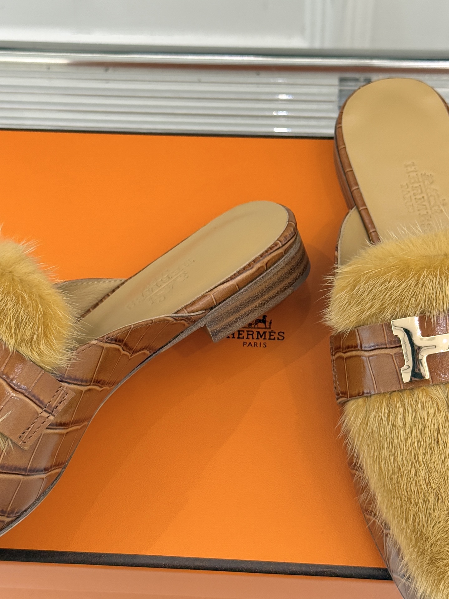 Hermès/爱马仕经典复古羊毛H金属扣乐福鞋标志性H形金属扣居于鞋身经精雕与多层抛光电镀而成流转着低调