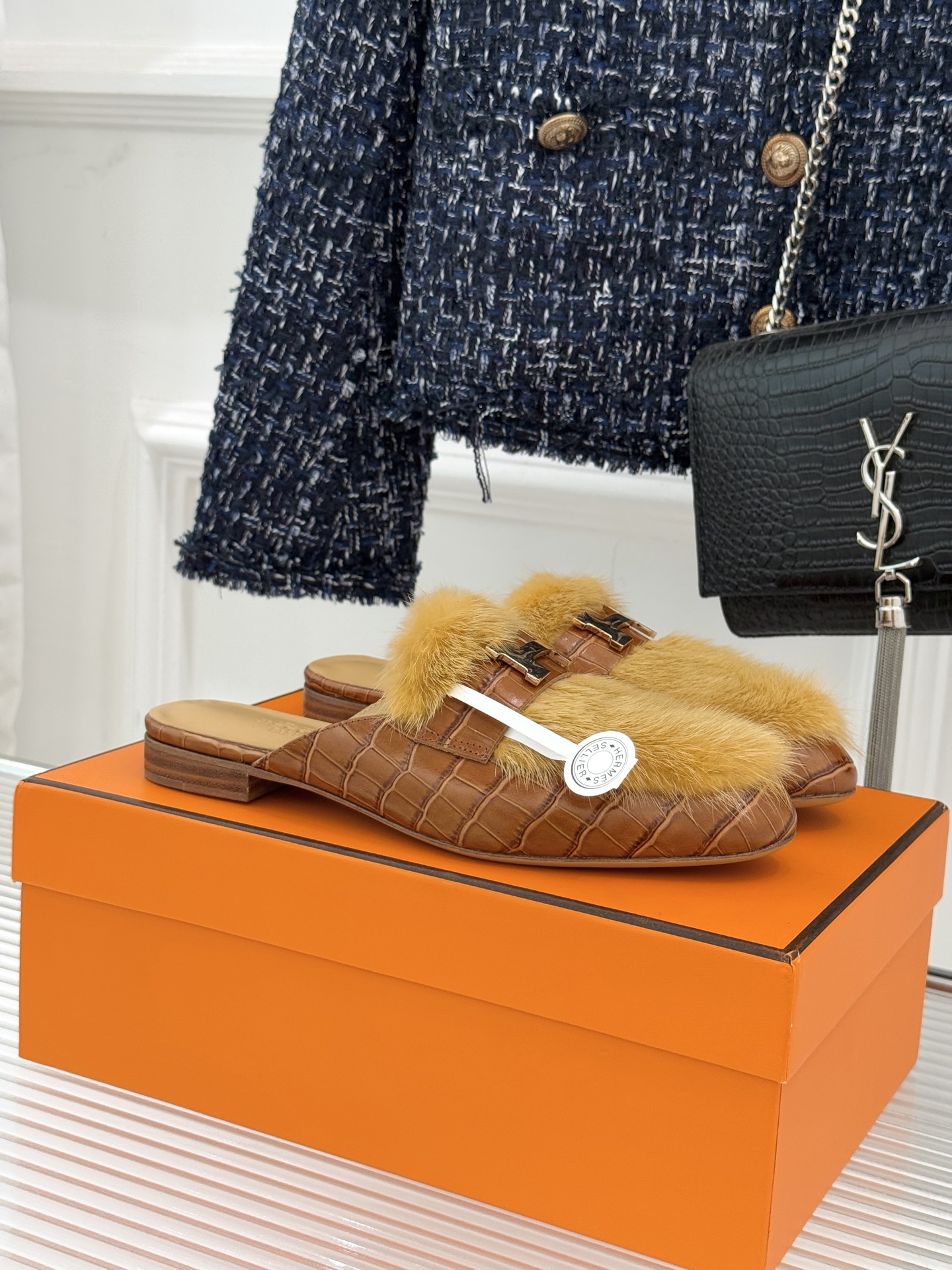 Hermès/爱马仕经典复古羊毛H金属扣乐福鞋标志性H形金属扣居于鞋身经精雕与多层抛光电镀而成流转着低调