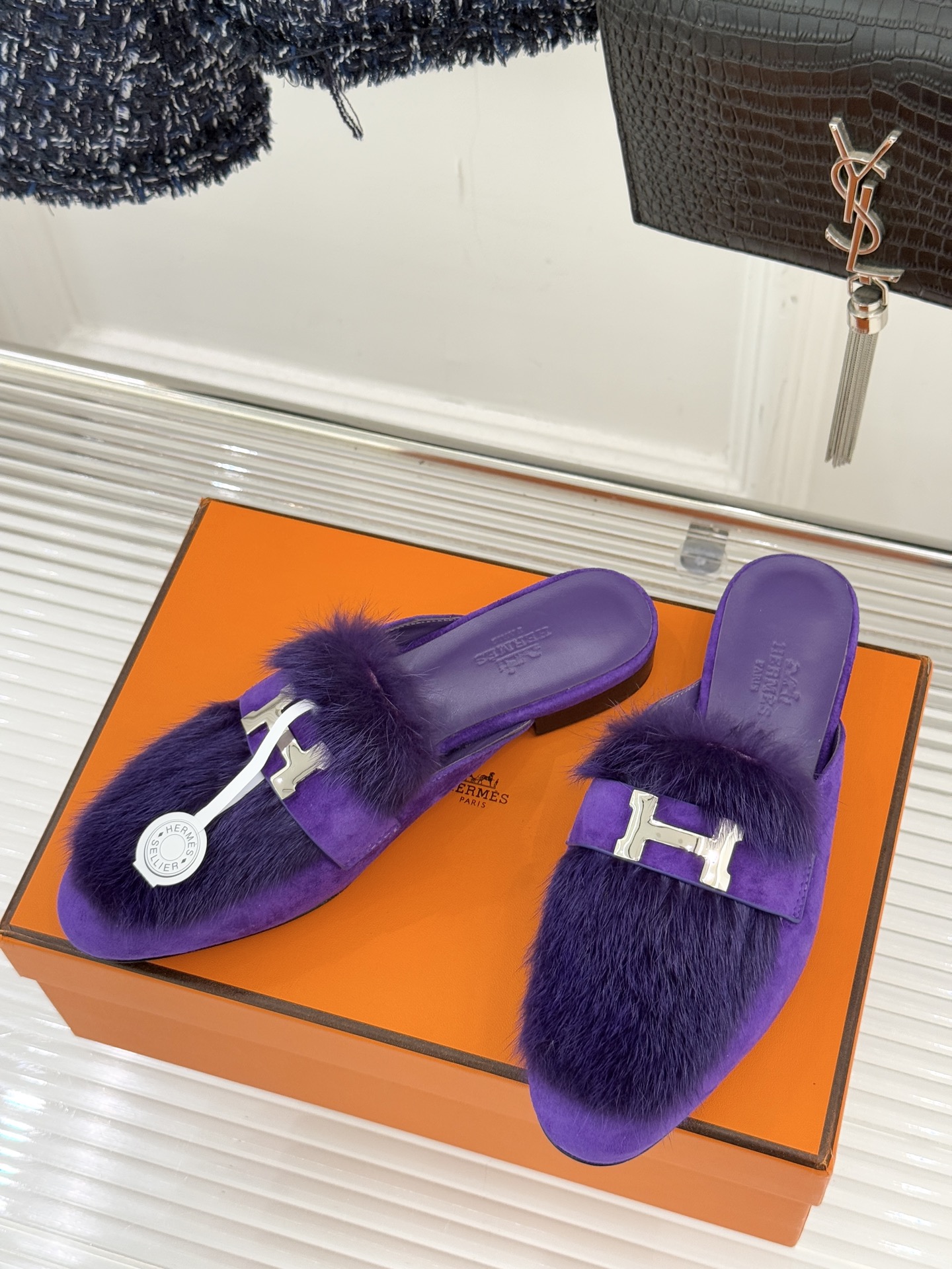 Hermès/爱马仕经典复古羊毛H金属扣乐福鞋标志性H形金属扣居于鞋身经精雕与多层抛光电镀而成流转着低调