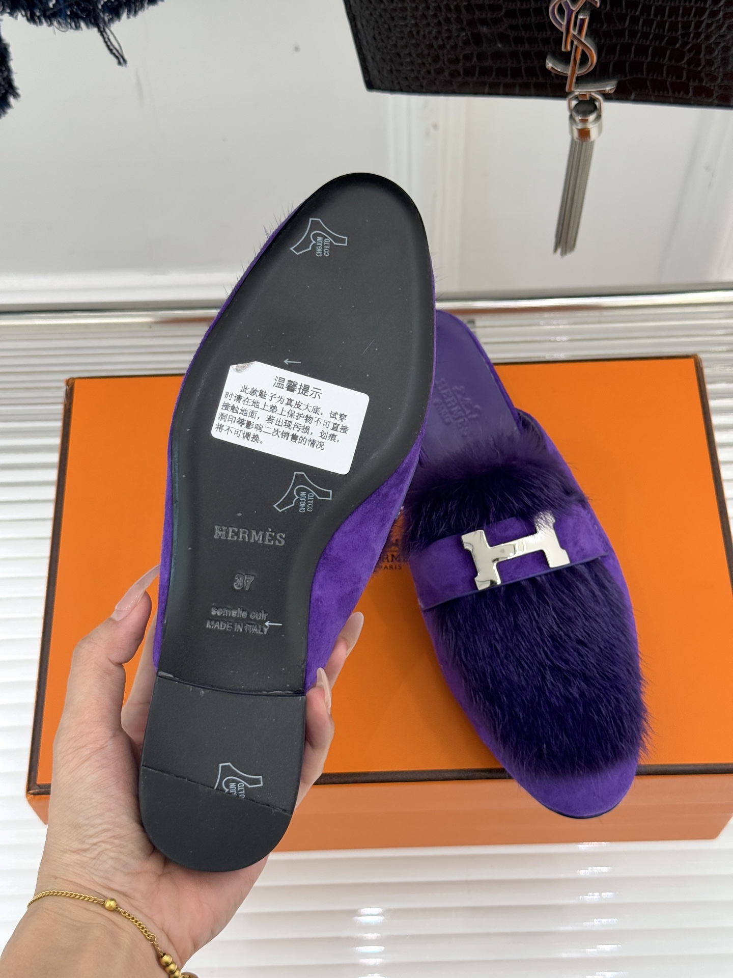 Hermès/爱马仕经典复古羊毛H金属扣乐福鞋标志性H形金属扣居于鞋身经精雕与多层抛光电镀而成流转着低调