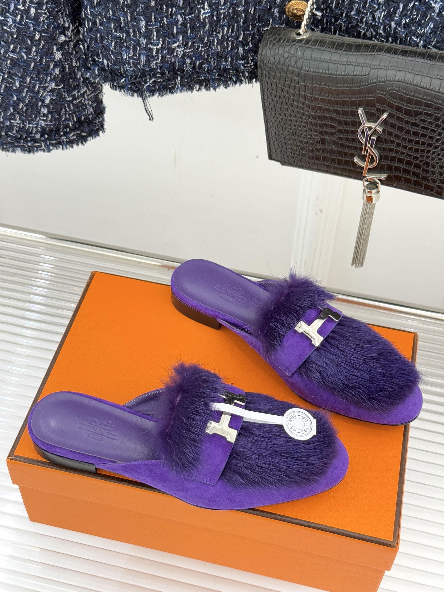 Hermès/爱马仕经典复古羊毛H金属扣乐福鞋标志性H形金属扣居于鞋身经精雕与多层抛光电镀而成流转着低调