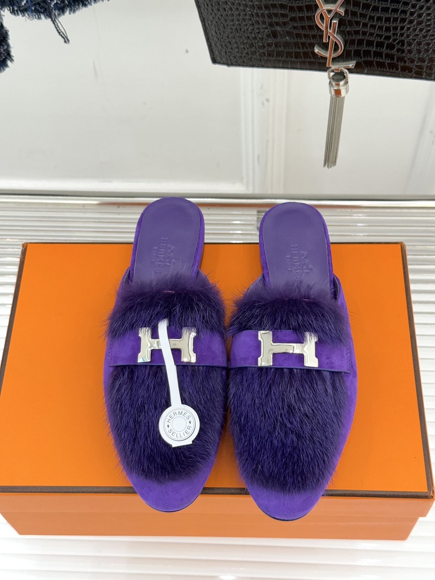 Hermès/爱马仕经典复古羊毛H金属扣乐福鞋标志性H形金属扣居于鞋身经精雕与多层抛光电镀而成流转着低调