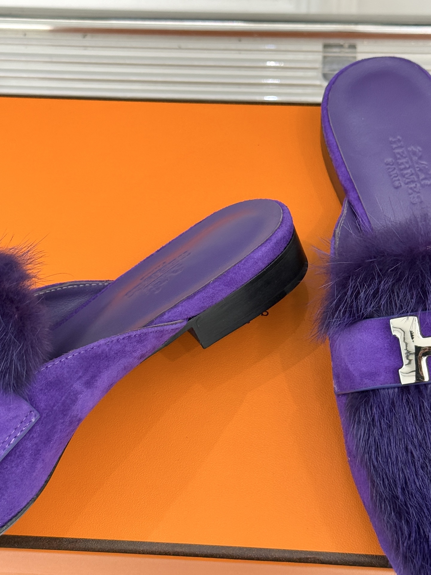 Hermès/爱马仕经典复古羊毛H金属扣乐福鞋标志性H形金属扣居于鞋身经精雕与多层抛光电镀而成流转着低调