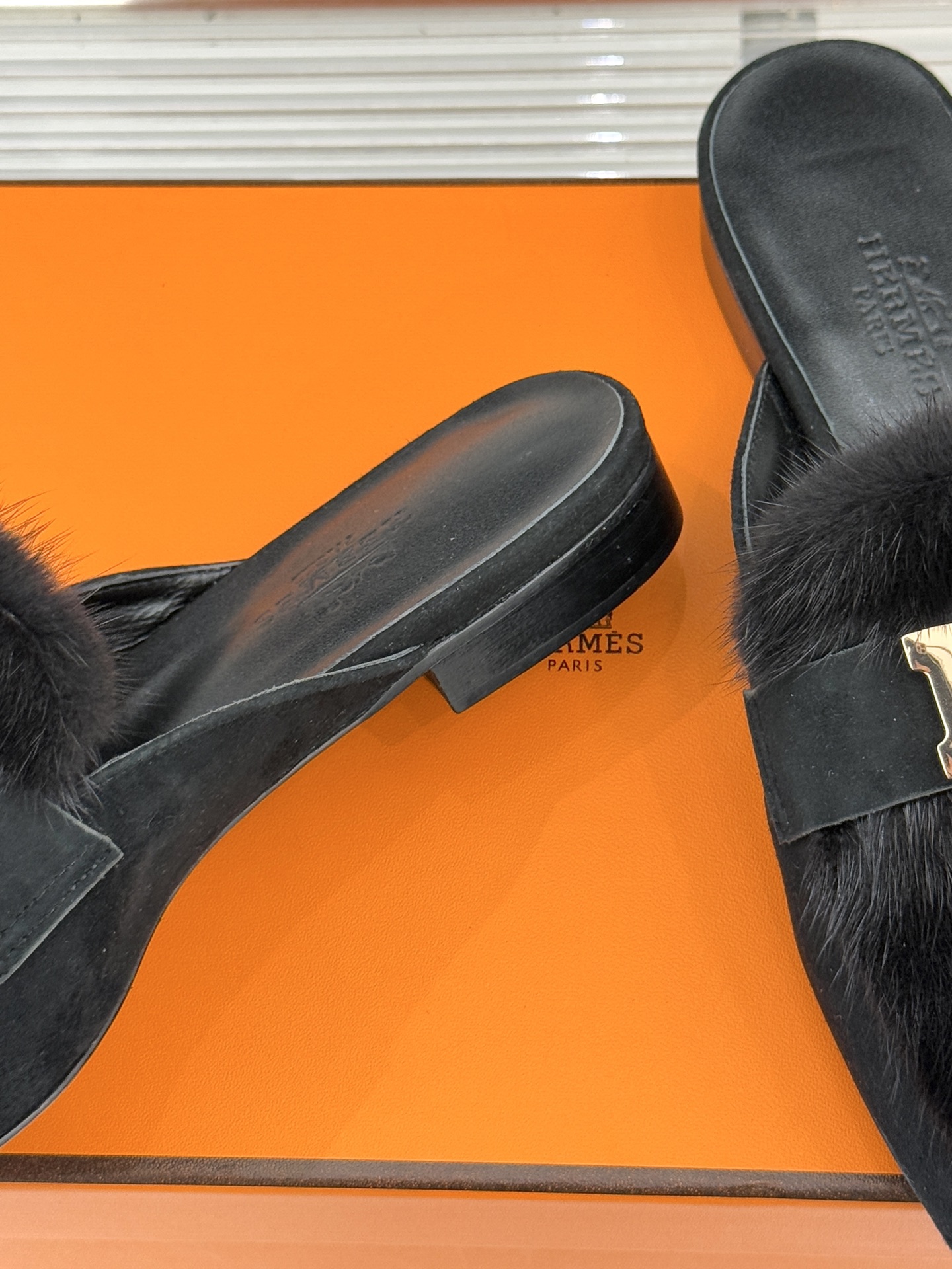 Hermès/爱马仕经典复古羊毛H金属扣乐福鞋标志性H形金属扣居于鞋身经精雕与多层抛光电镀而成流转着低调