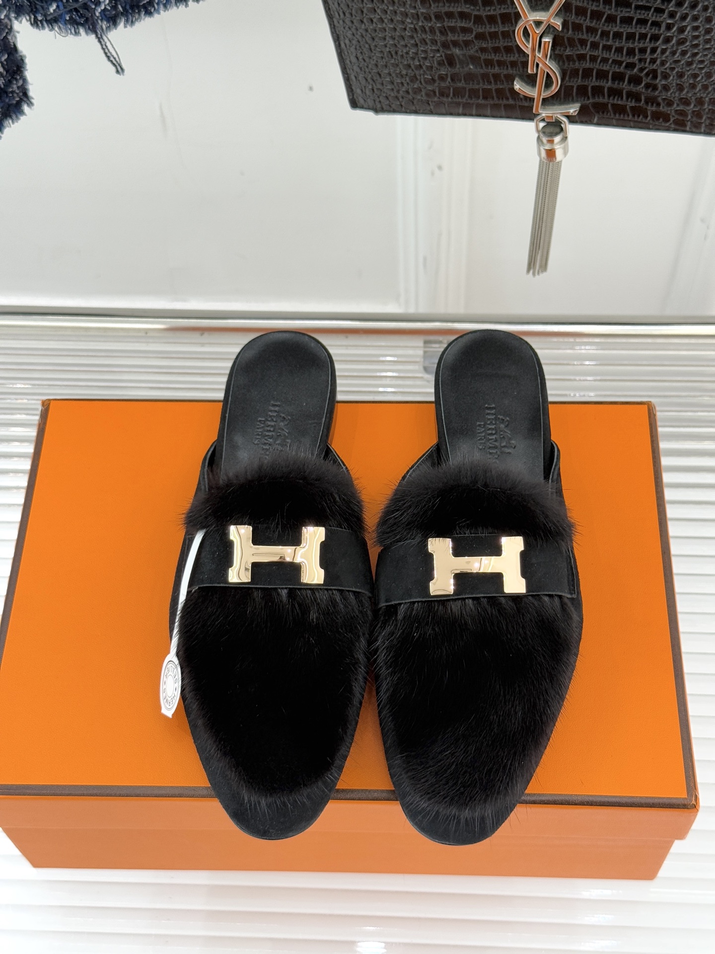 Hermès/爱马仕经典复古羊毛H金属扣乐福鞋标志性H形金属扣居于鞋身经精雕与多层抛光电镀而成流转着低调