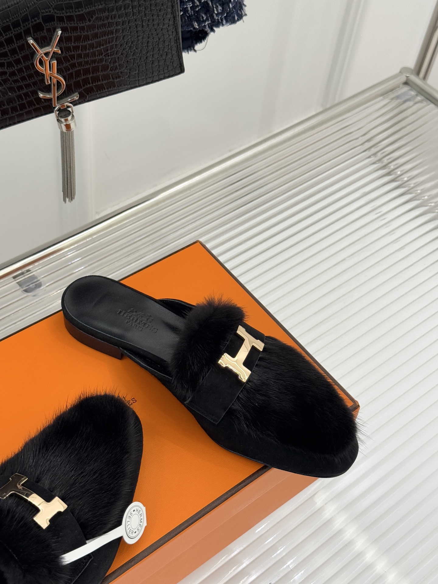 Hermès/爱马仕经典复古羊毛H金属扣乐福鞋标志性H形金属扣居于鞋身经精雕与多层抛光电镀而成流转着低调