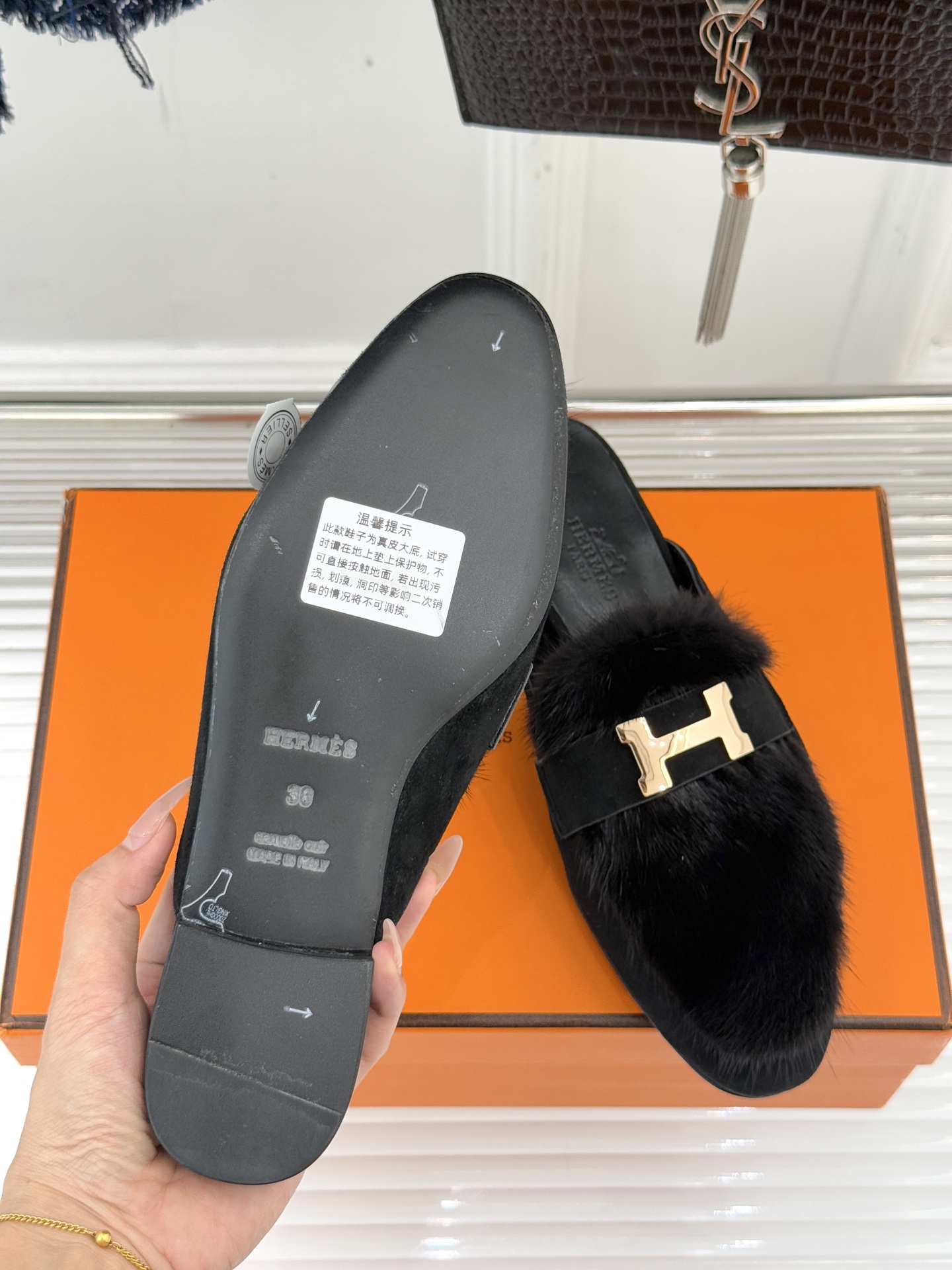 Hermès/爱马仕经典复古羊毛H金属扣乐福鞋标志性H形金属扣居于鞋身经精雕与多层抛光电镀而成流转着低调