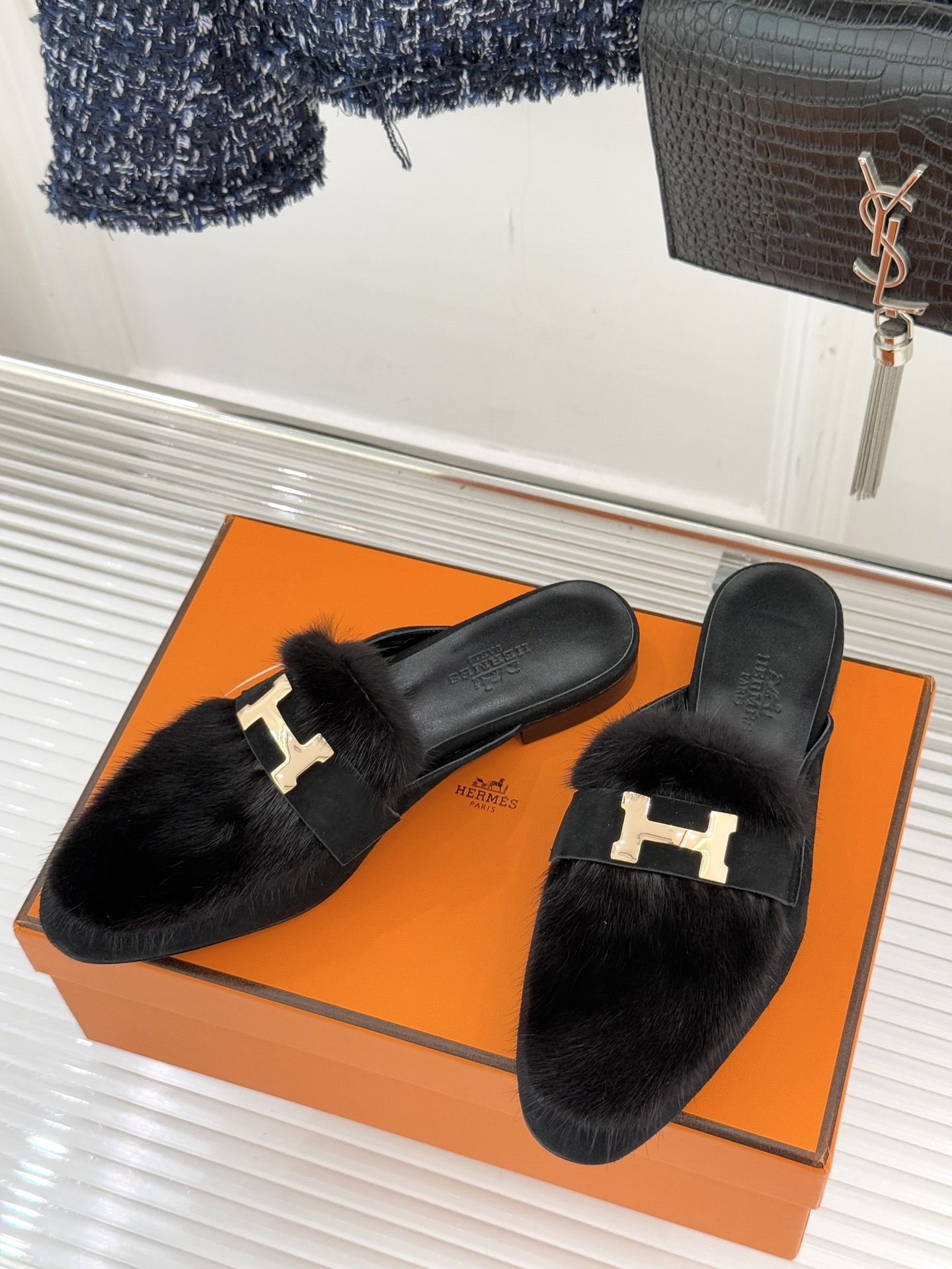 Hermès/爱马仕经典复古羊毛H金属扣乐福鞋标志性H形金属扣居于鞋身经精雕与多层抛光电镀而成流转着低调