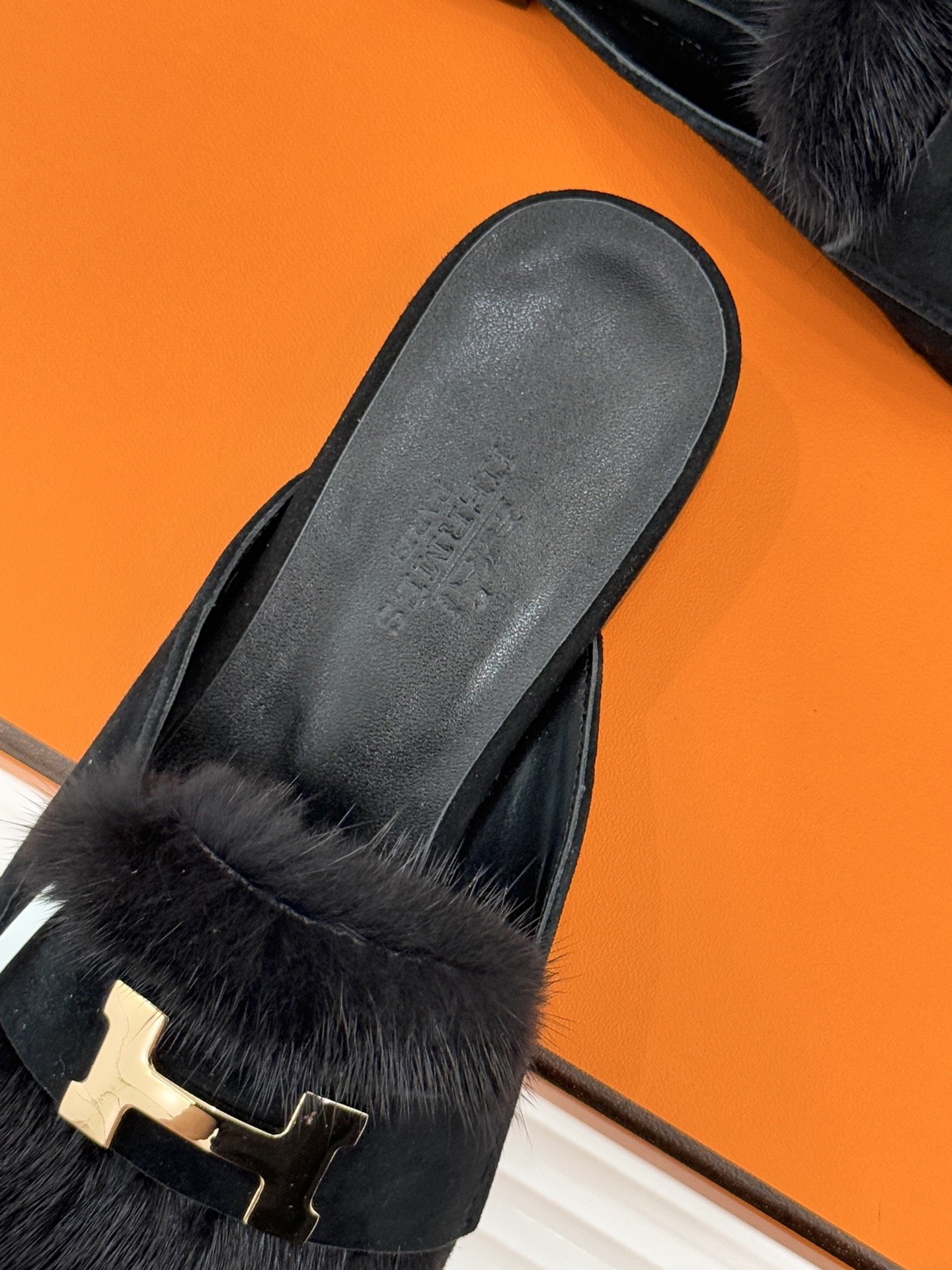 Hermès/爱马仕经典复古羊毛H金属扣乐福鞋标志性H形金属扣居于鞋身经精雕与多层抛光电镀而成流转着低调