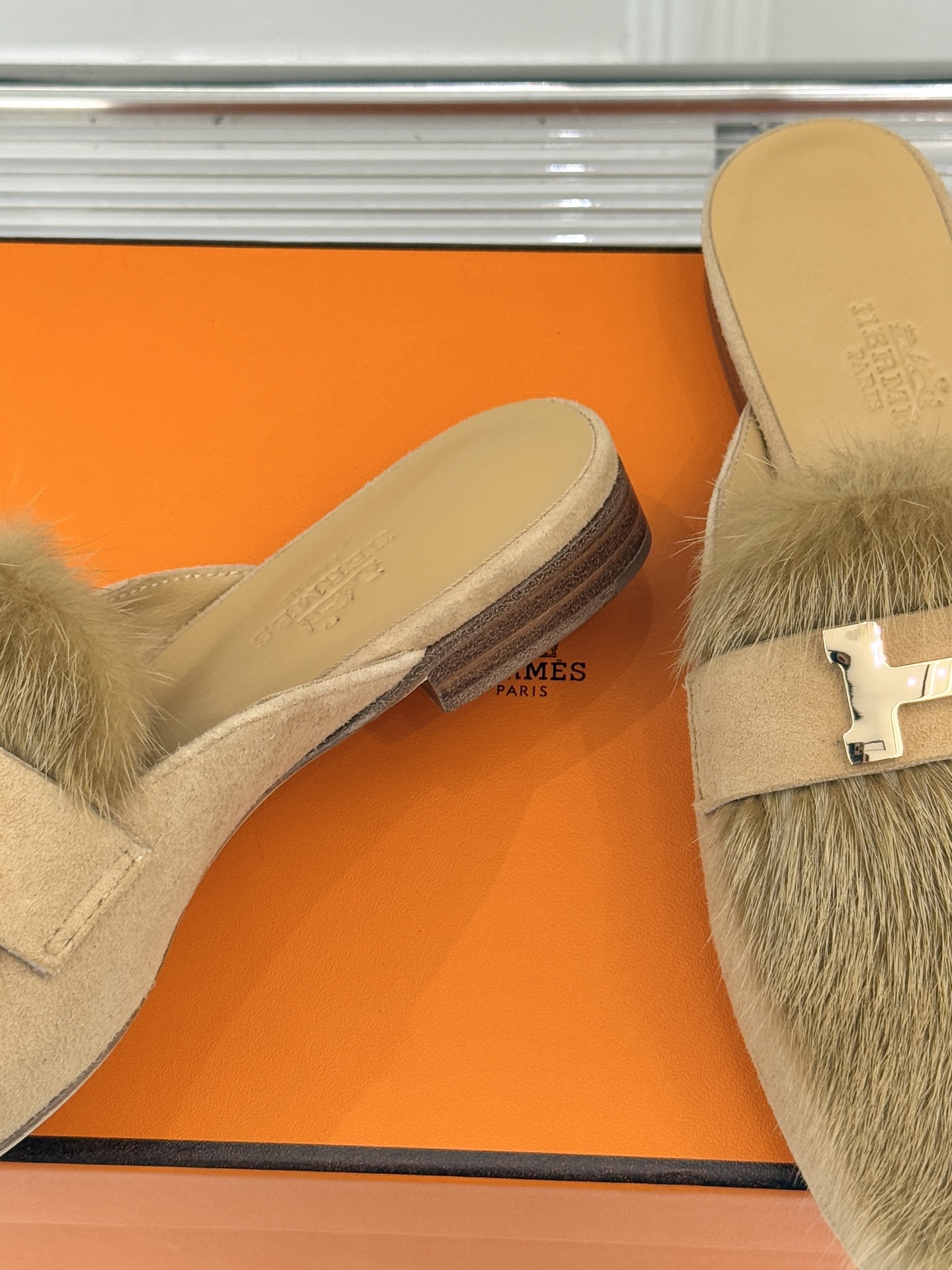 Hermès/爱马仕经典复古羊毛H金属扣乐福鞋标志性H形金属扣居于鞋身经精雕与多层抛光电镀而成流转着低调