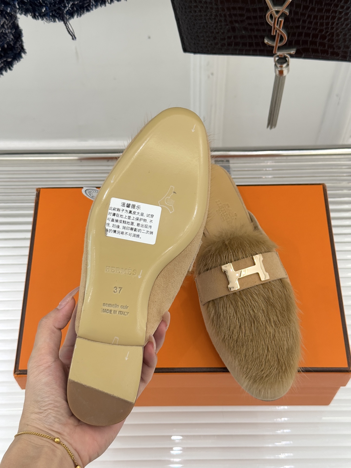 Hermès/爱马仕经典复古羊毛H金属扣乐福鞋标志性H形金属扣居于鞋身经精雕与多层抛光电镀而成流转着低调