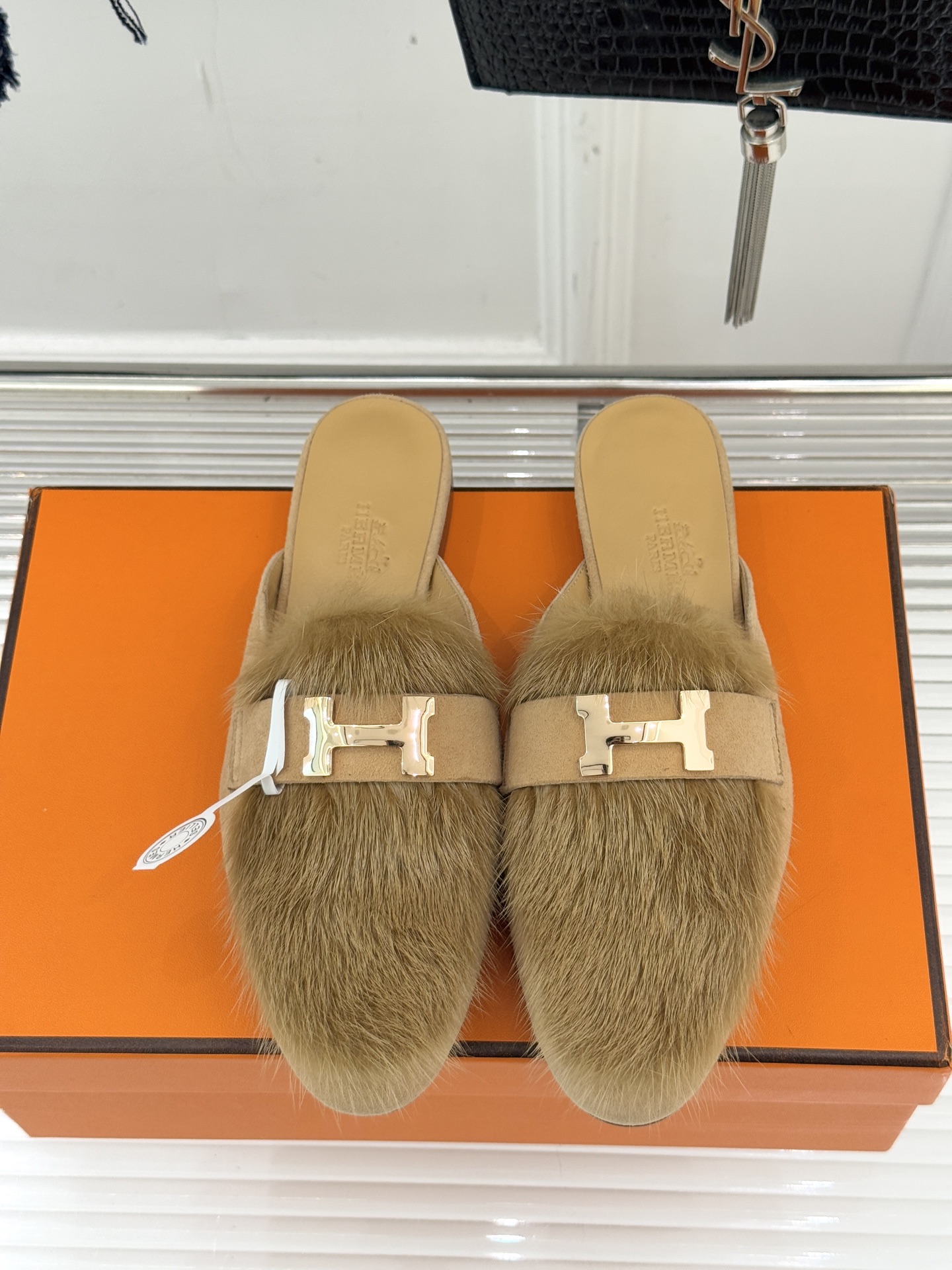 Hermès/爱马仕经典复古羊毛H金属扣乐福鞋标志性H形金属扣居于鞋身经精雕与多层抛光电镀而成流转着低调