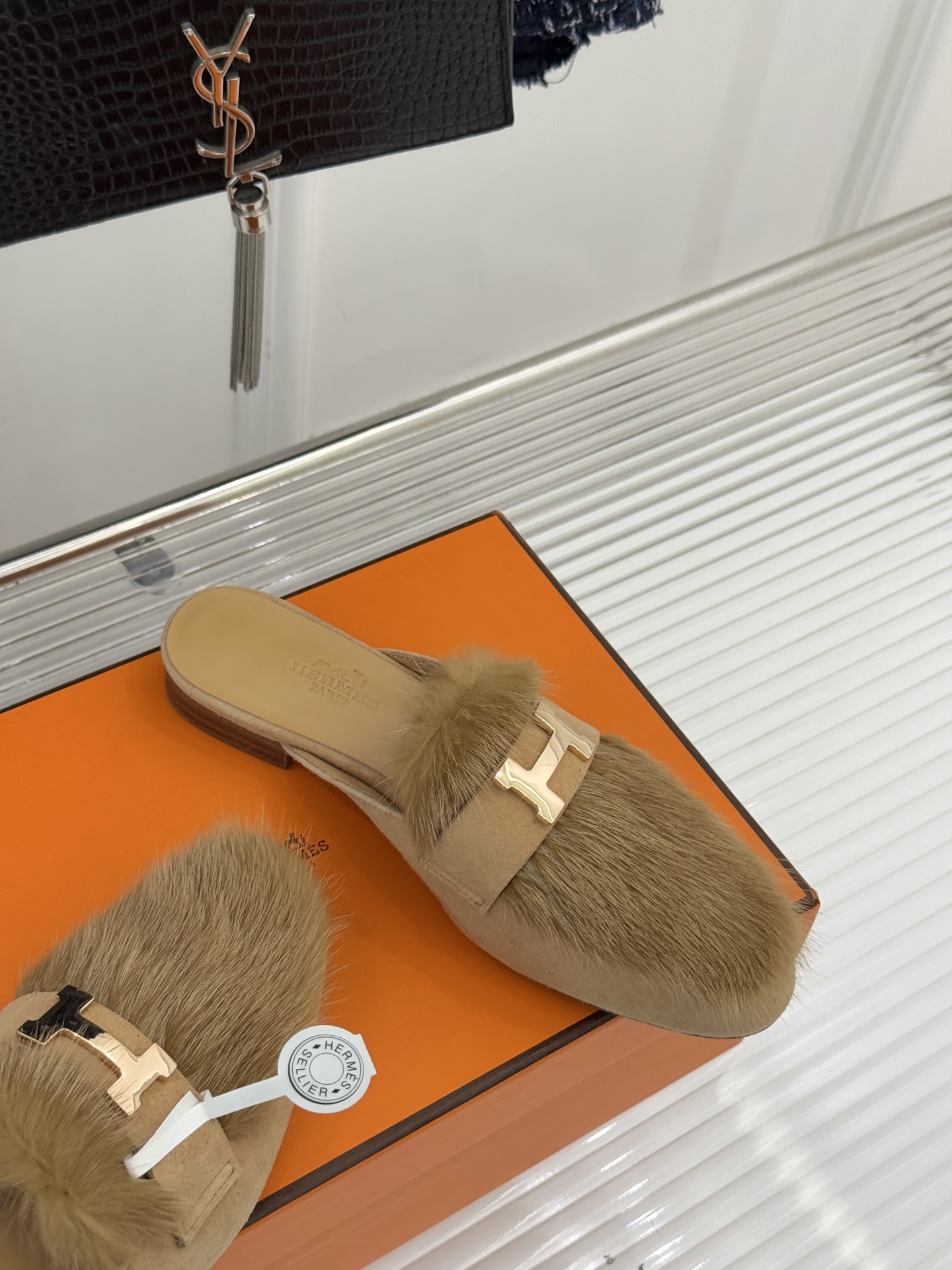 Hermès/爱马仕经典复古羊毛H金属扣乐福鞋标志性H形金属扣居于鞋身经精雕与多层抛光电镀而成流转着低调