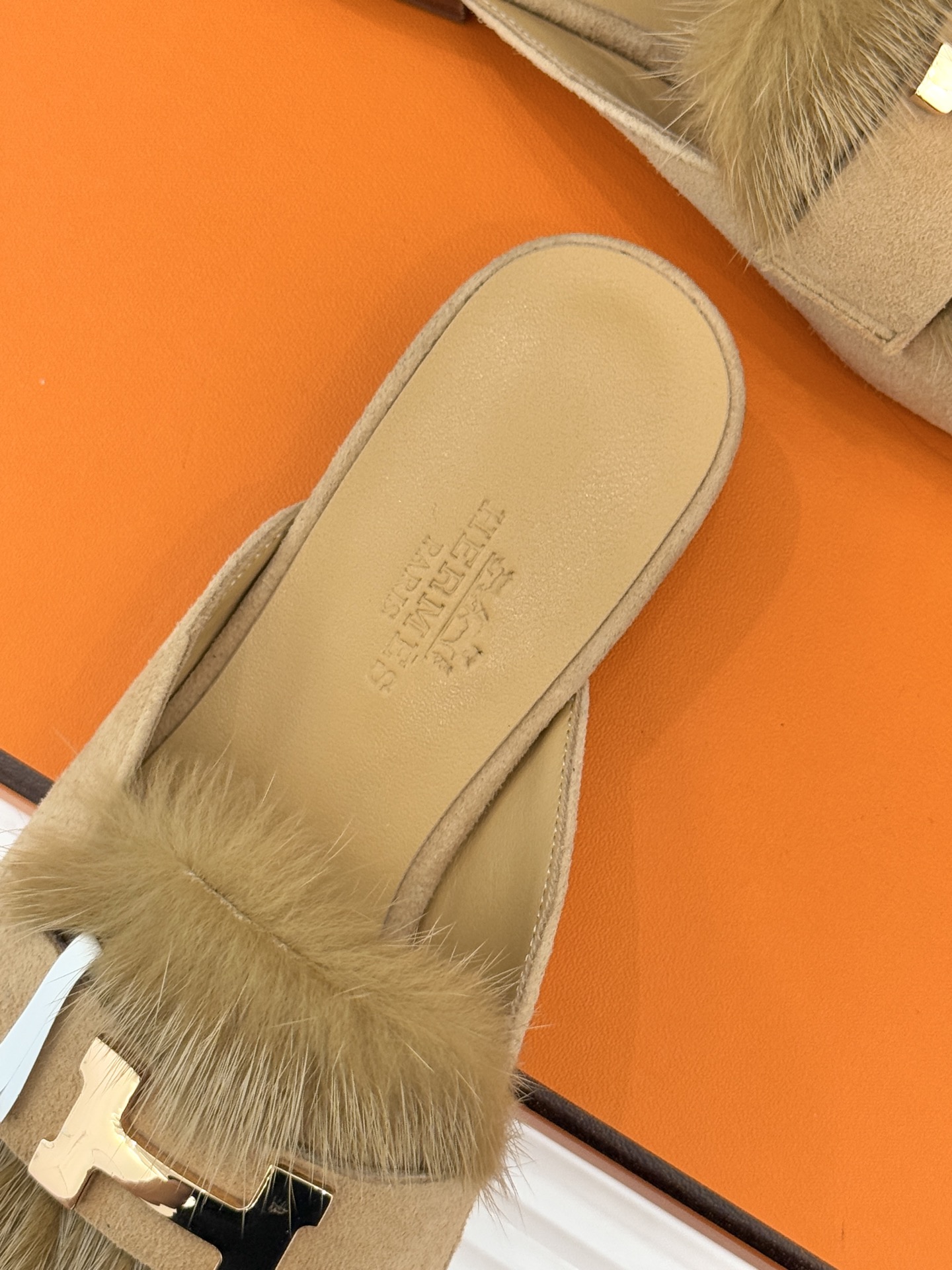 Hermès/爱马仕经典复古羊毛H金属扣乐福鞋标志性H形金属扣居于鞋身经精雕与多层抛光电镀而成流转着低调