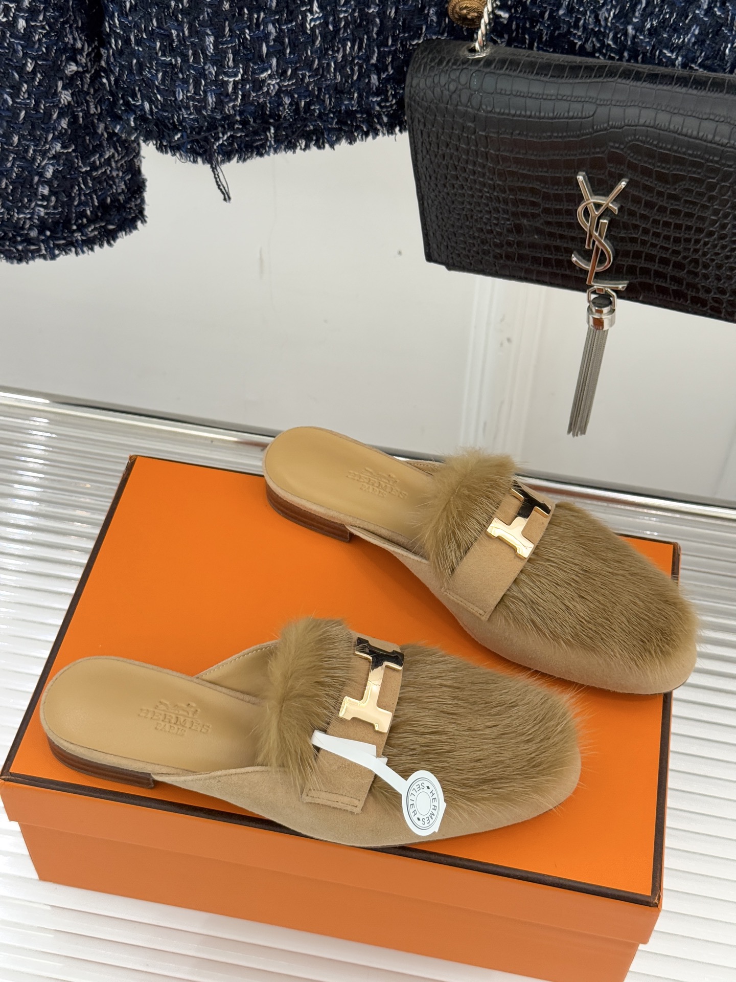 Hermès/爱马仕经典复古羊毛H金属扣乐福鞋标志性H形金属扣居于鞋身经精雕与多层抛光电镀而成流转着低调