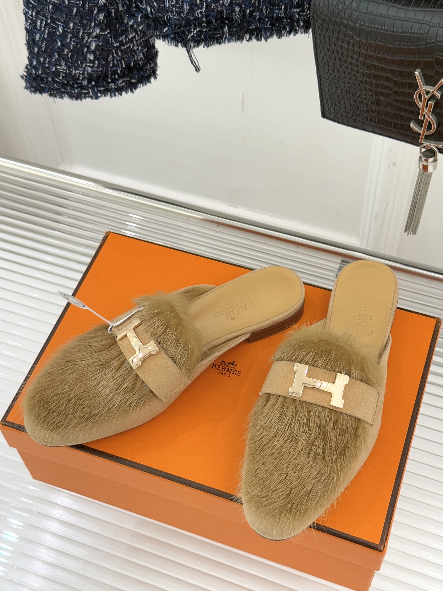 Hermès/爱马仕经典复古羊毛H金属扣乐福鞋标志性H形金属扣居于鞋身经精雕与多层抛光电镀而成流转着低调