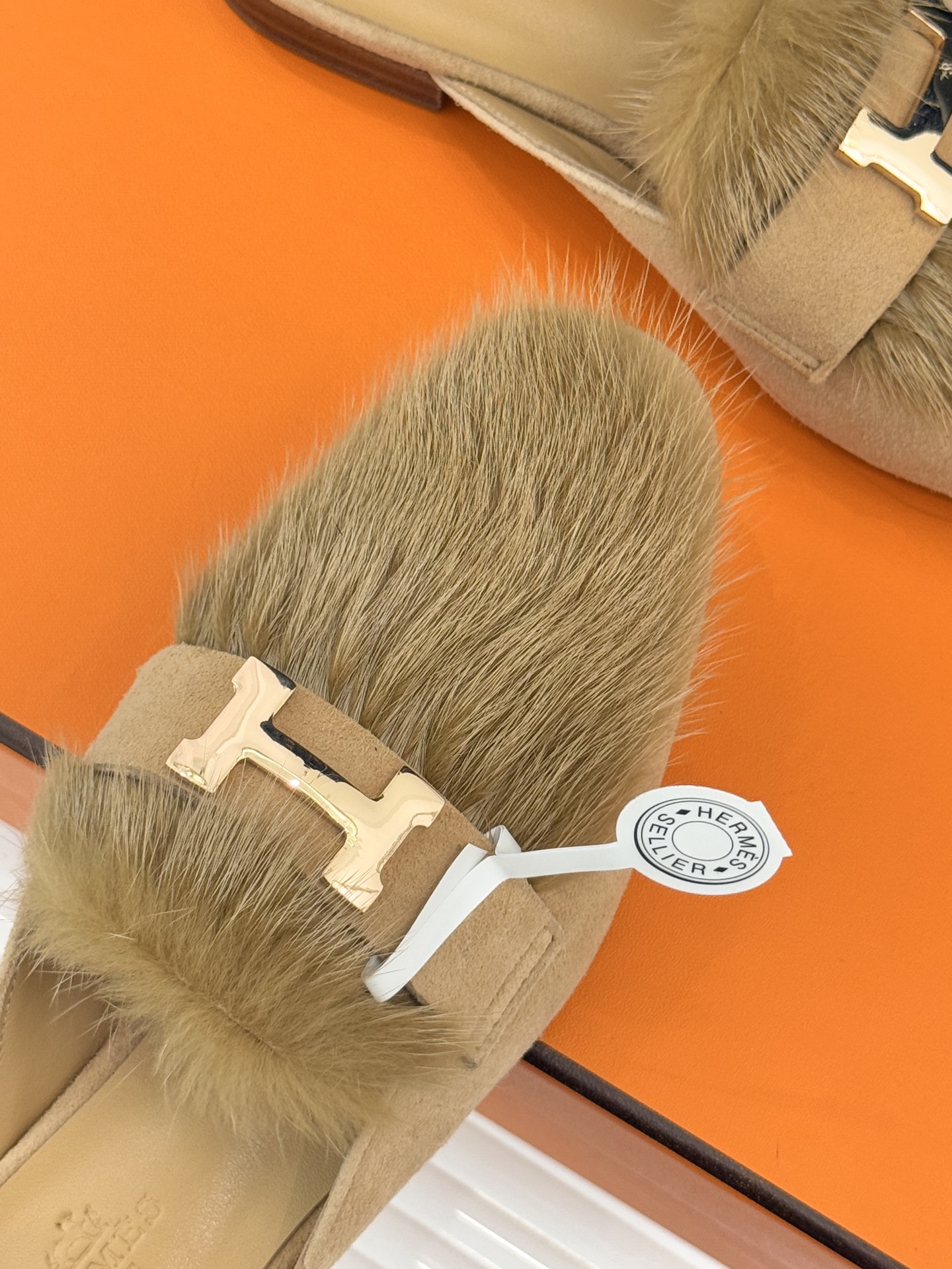 Hermès/爱马仕经典复古羊毛H金属扣乐福鞋标志性H形金属扣居于鞋身经精雕与多层抛光电镀而成流转着低调