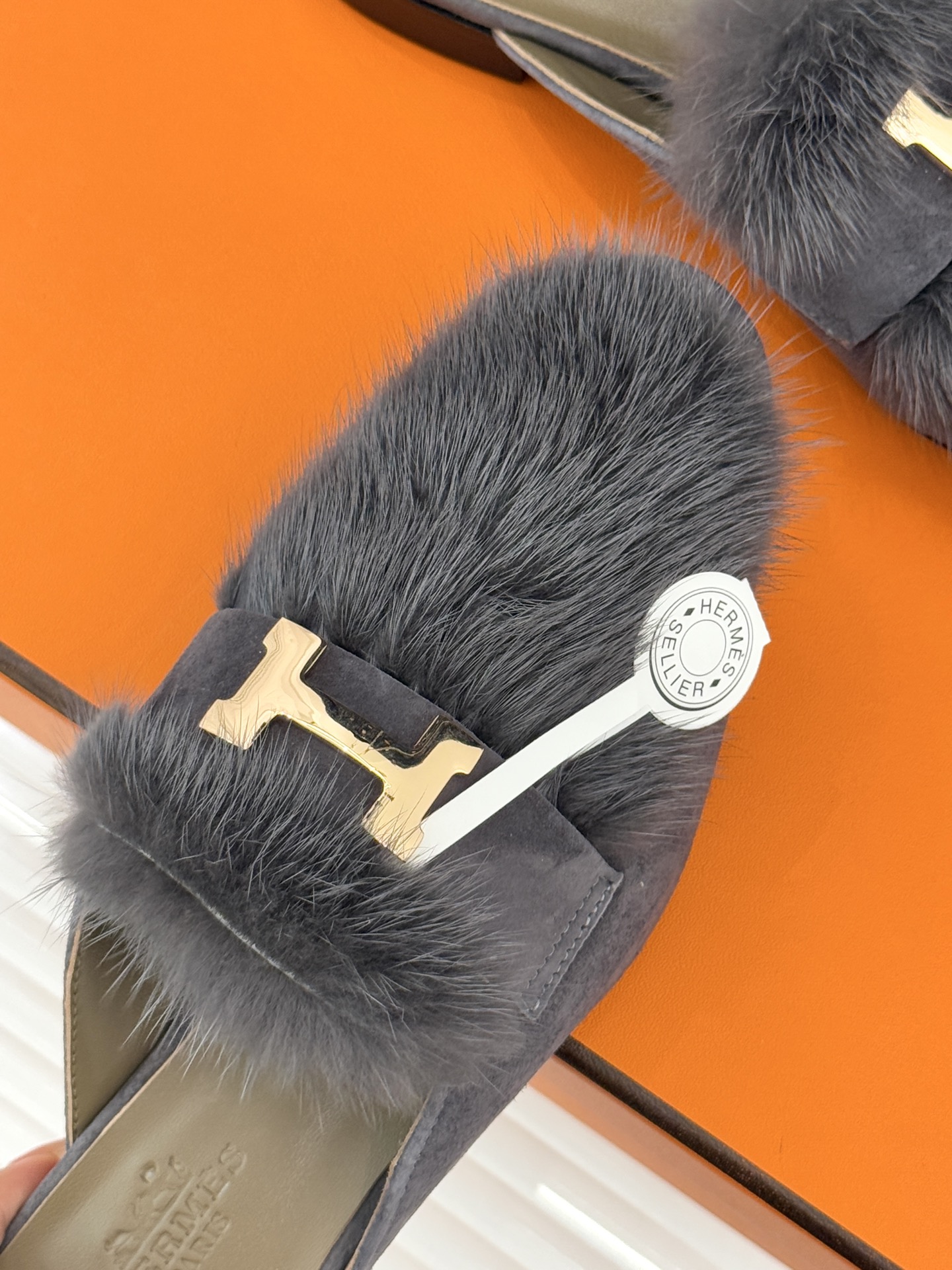 Hermès/爱马仕经典复古羊毛H金属扣乐福鞋标志性H形金属扣居于鞋身经精雕与多层抛光电镀而成流转着低调