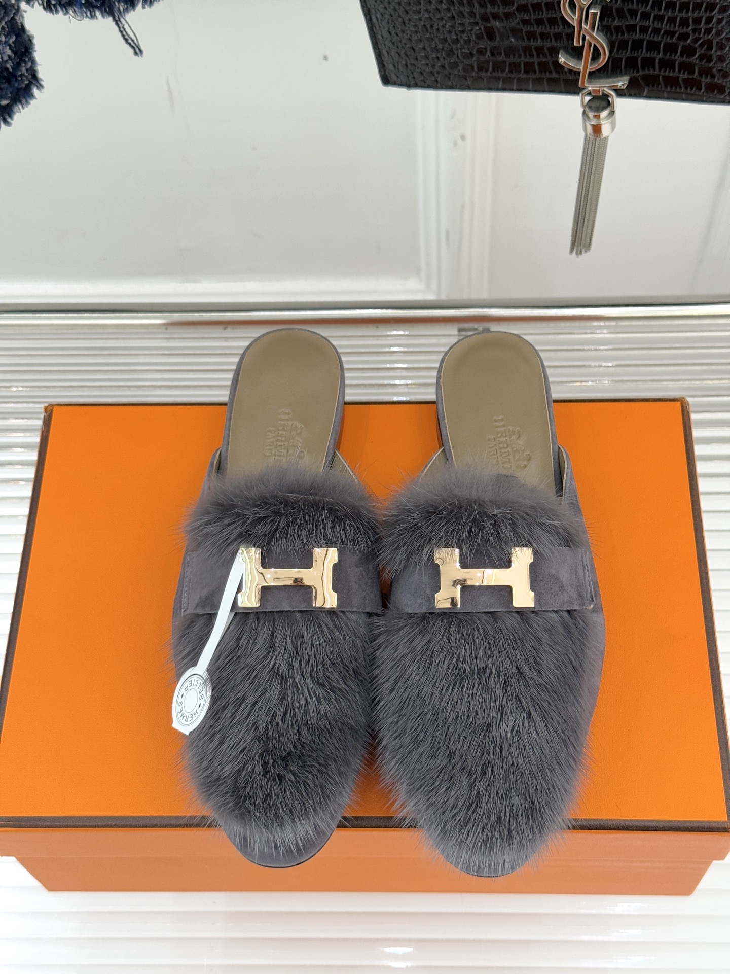 Hermès/爱马仕经典复古羊毛H金属扣乐福鞋标志性H形金属扣居于鞋身经精雕与多层抛光电镀而成流转着低调