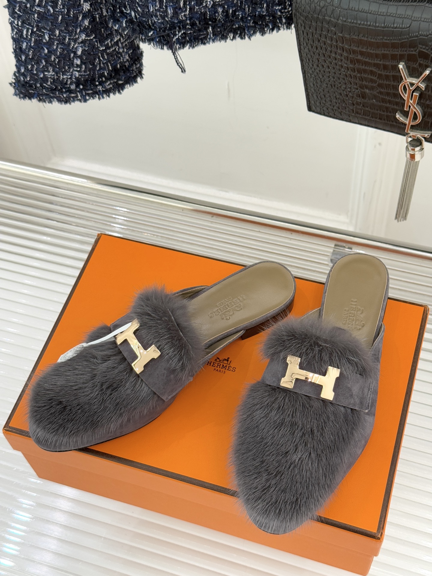 Hermès/爱马仕经典复古羊毛H金属扣乐福鞋标志性H形金属扣居于鞋身经精雕与多层抛光电镀而成流转着低调