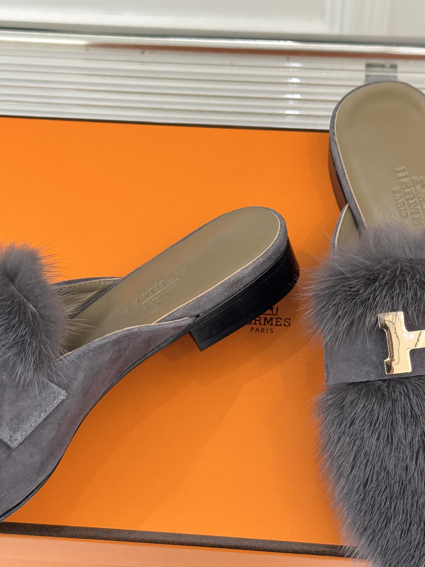 Hermès/爱马仕经典复古羊毛H金属扣乐福鞋标志性H形金属扣居于鞋身经精雕与多层抛光电镀而成流转着低调