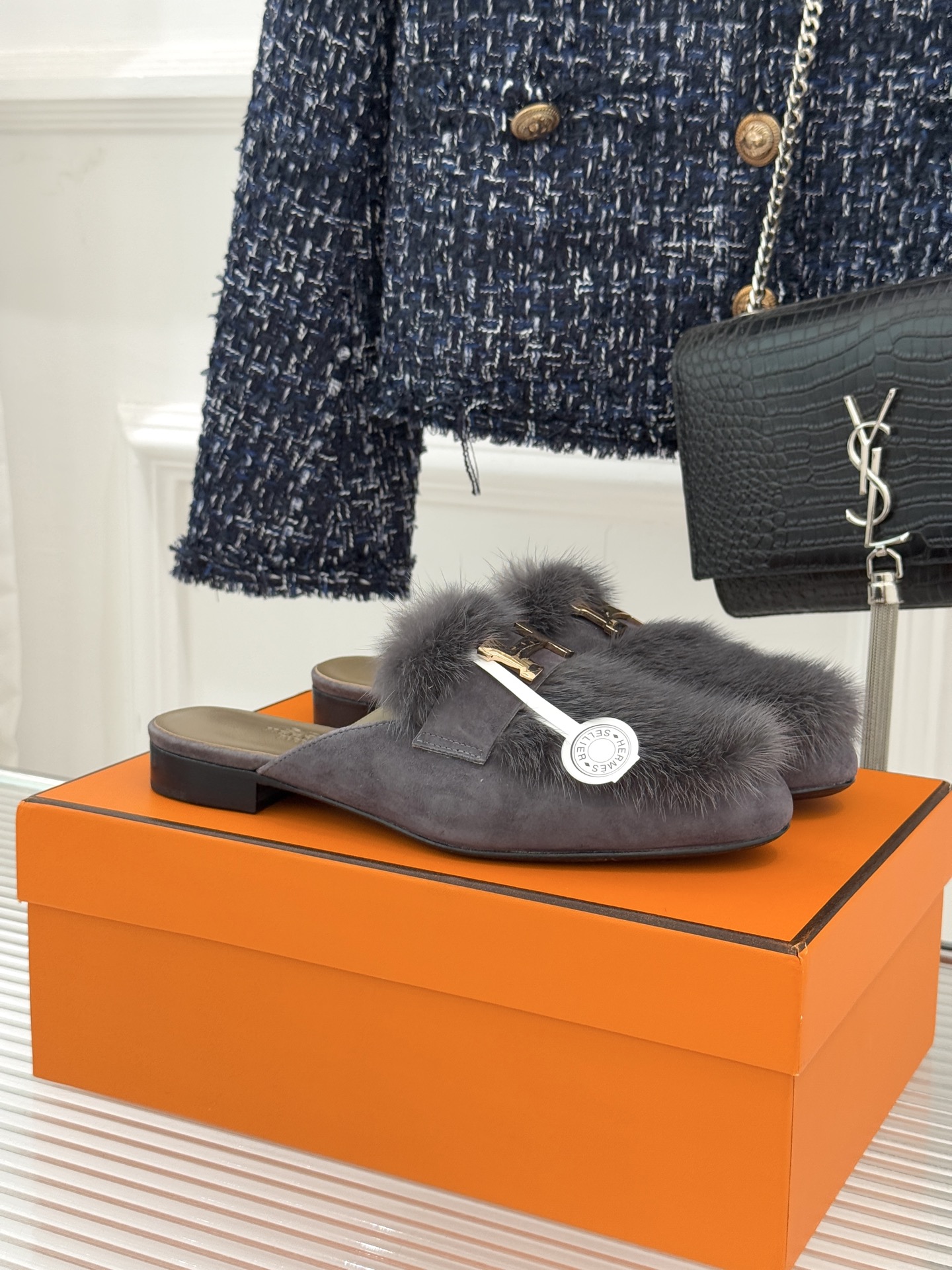 Hermès/爱马仕经典复古羊毛H金属扣乐福鞋标志性H形金属扣居于鞋身经精雕与多层抛光电镀而成流转着低调