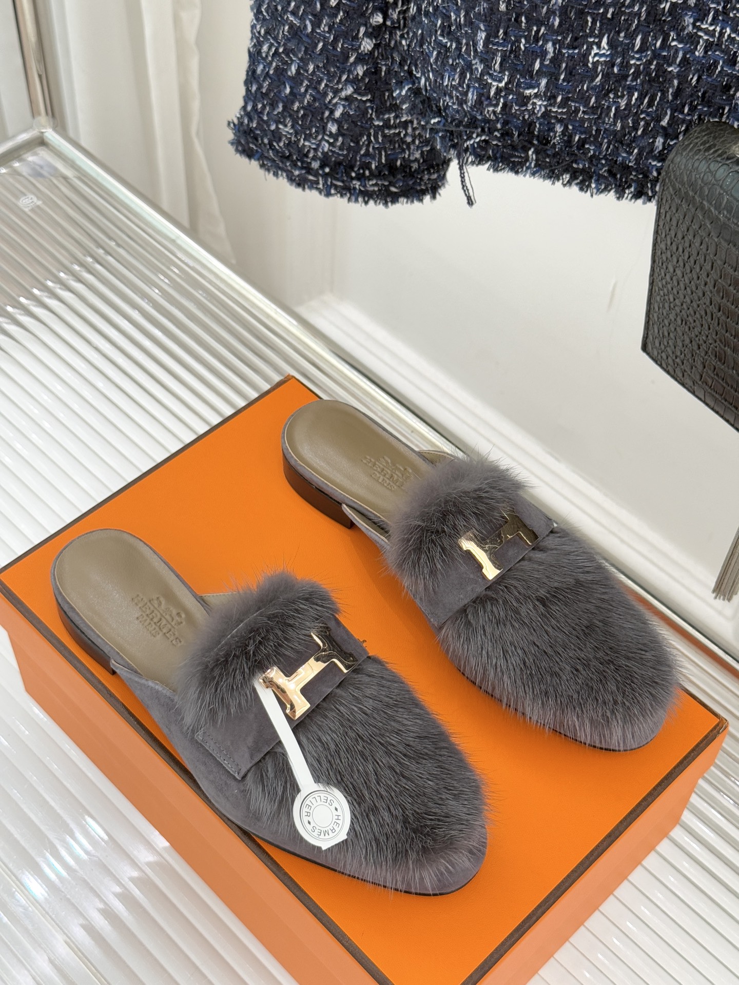 Hermès/爱马仕经典复古羊毛H金属扣乐福鞋标志性H形金属扣居于鞋身经精雕与多层抛光电镀而成流转着低调