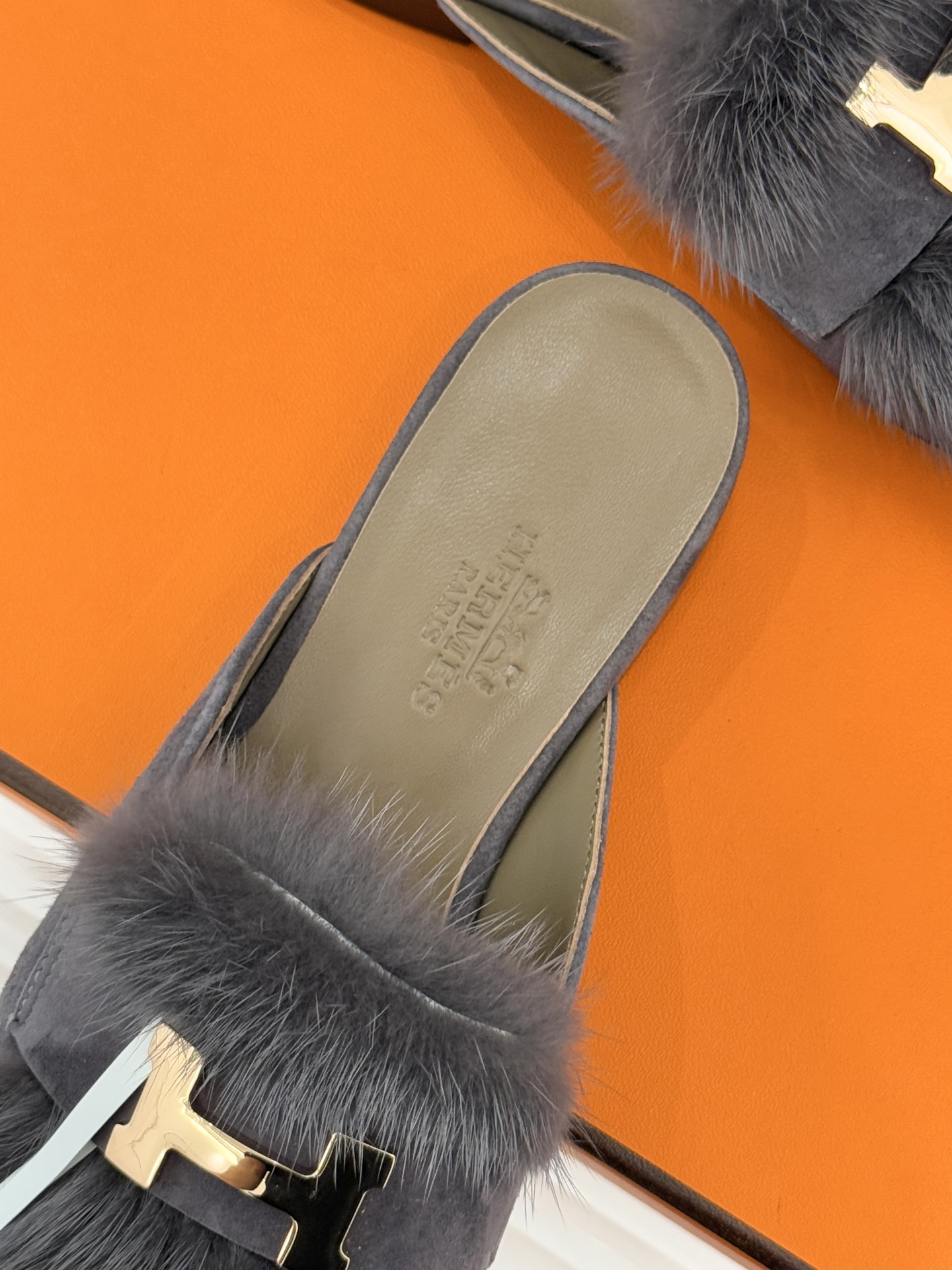 Hermès/爱马仕经典复古羊毛H金属扣乐福鞋标志性H形金属扣居于鞋身经精雕与多层抛光电镀而成流转着低调