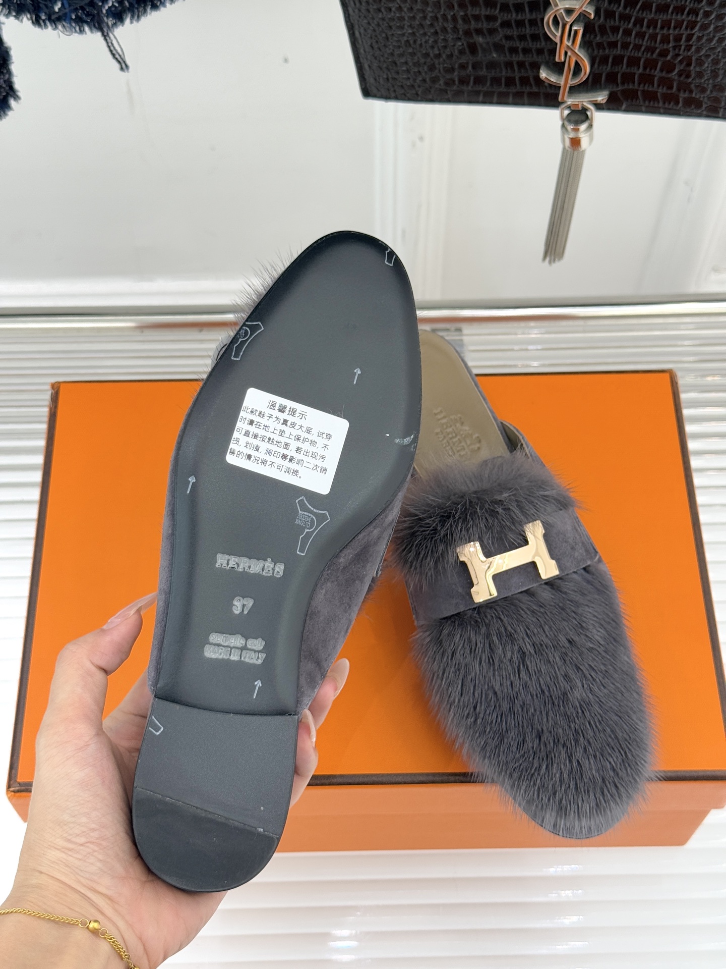 Hermès/爱马仕经典复古羊毛H金属扣乐福鞋标志性H形金属扣居于鞋身经精雕与多层抛光电镀而成流转着低调