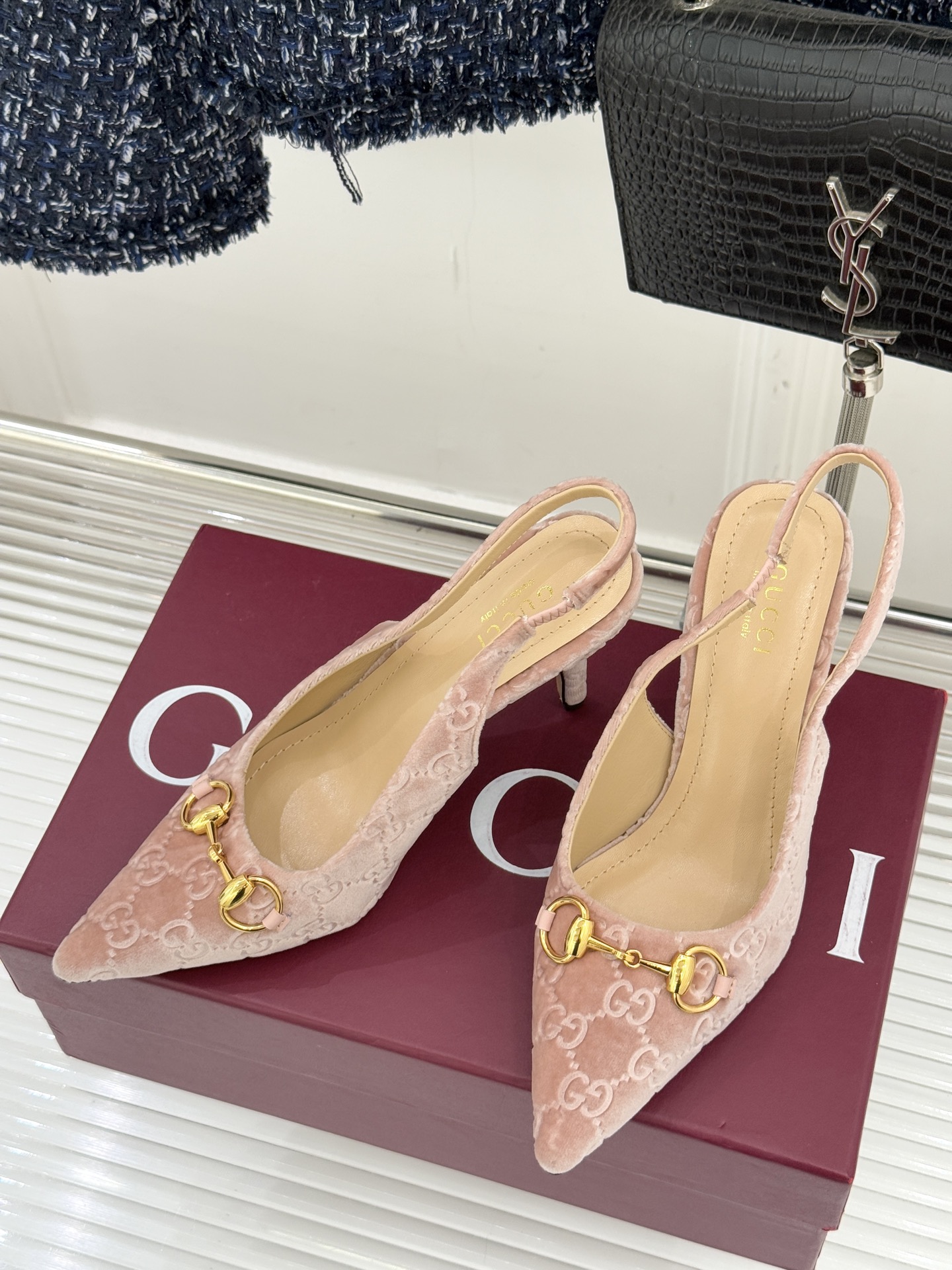 Gucci/古驰25WF新品马衔扣尖头高跟后空凉鞋它以标志性的马衔扣为点睛之笔彰显着品牌深厚的马术传承与