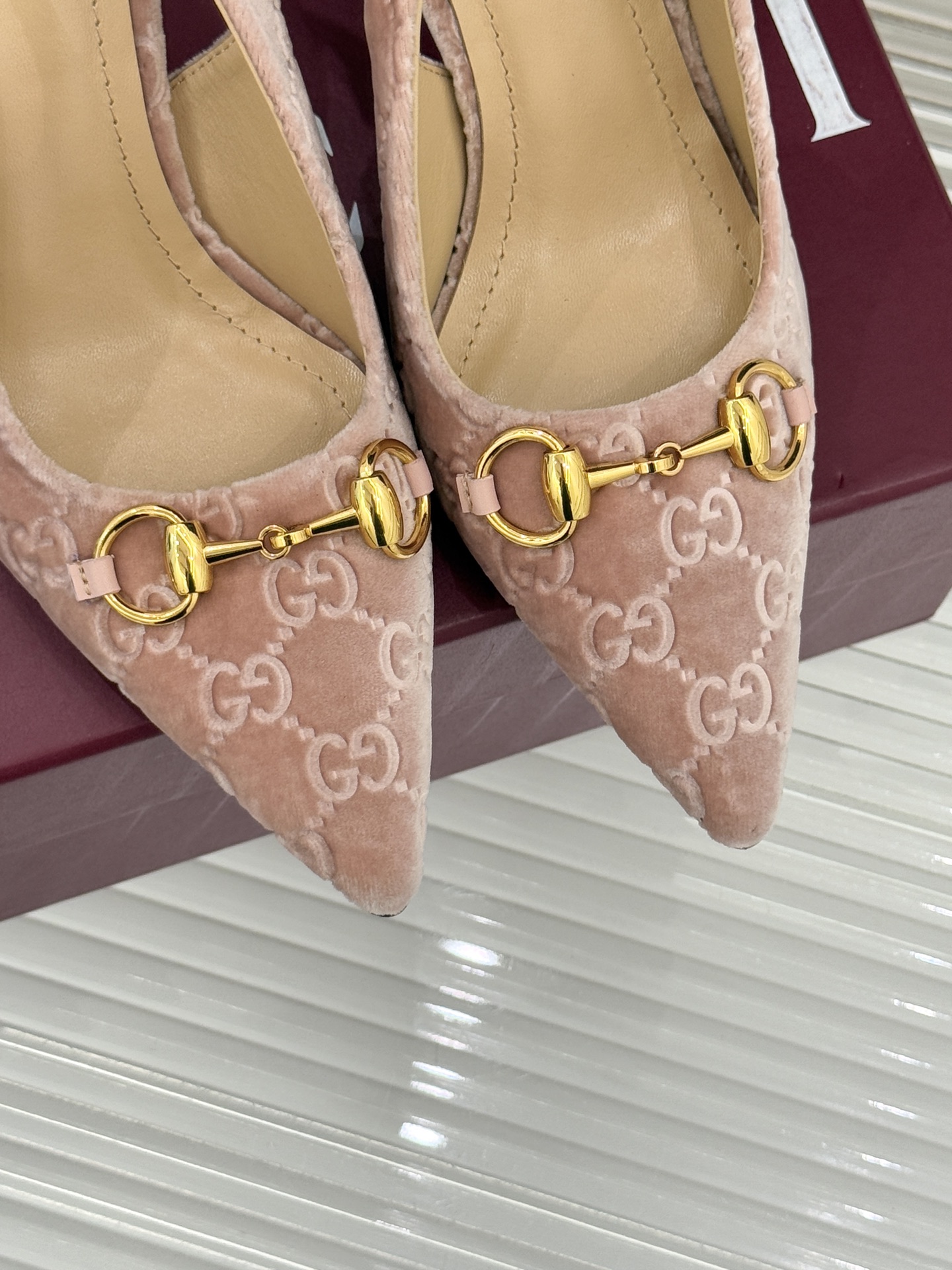 Gucci/古驰25WF新品马衔扣尖头高跟后空凉鞋它以标志性的马衔扣为点睛之笔彰显着品牌深厚的马术传承与