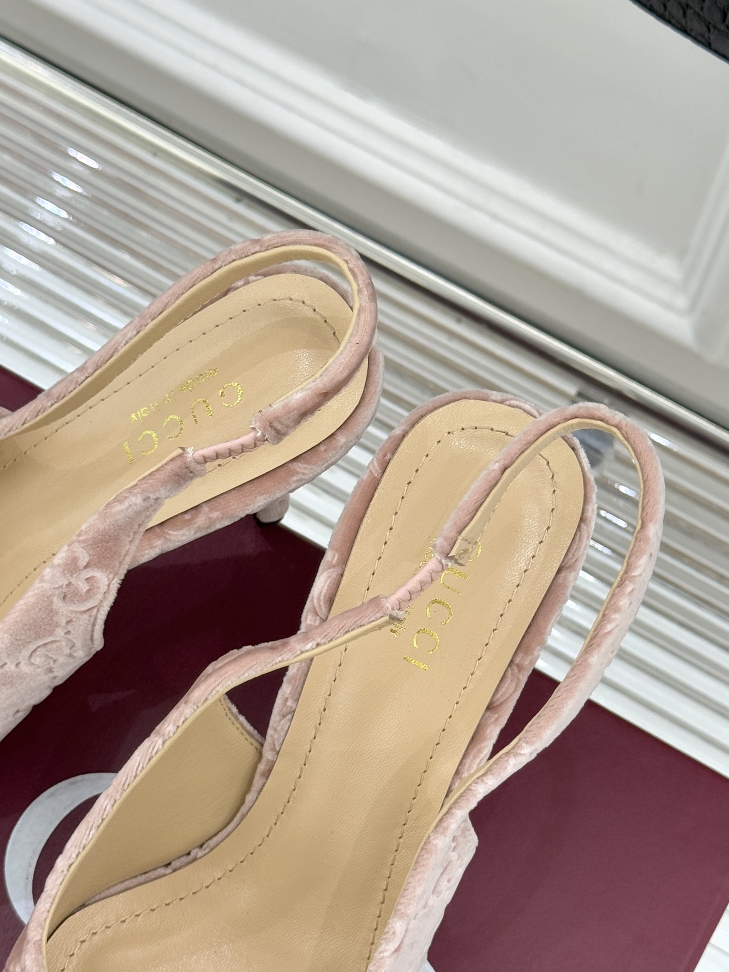 Gucci/古驰25WF新品马衔扣尖头高跟后空凉鞋它以标志性的马衔扣为点睛之笔彰显着品牌深厚的马术传承与