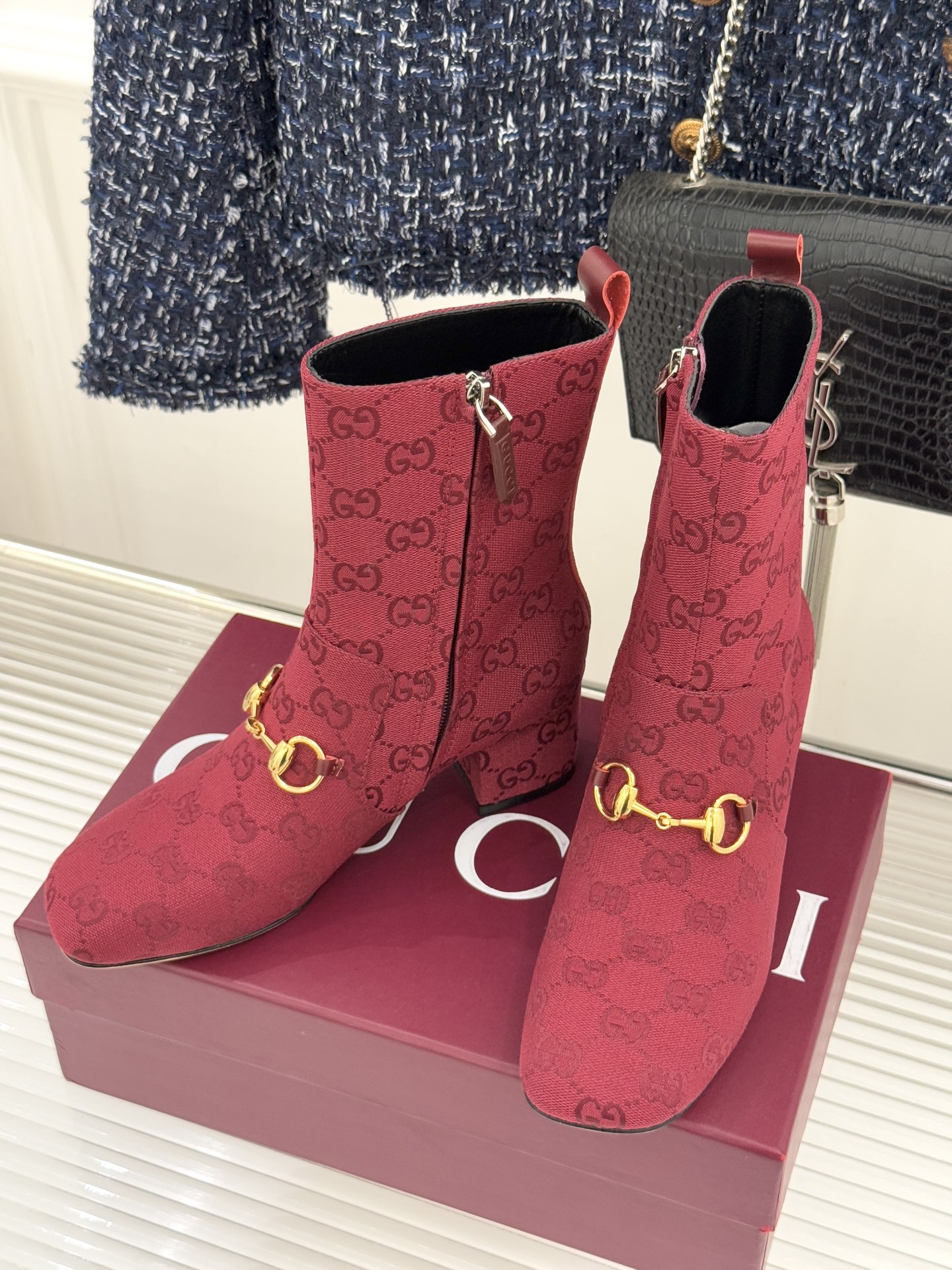 Gucci/古驰25WF新品马衔扣圆头粗跟短靴这款短靴以标志性马衔扣贯穿设计古银镀层雕琢出时光质感成为鞋