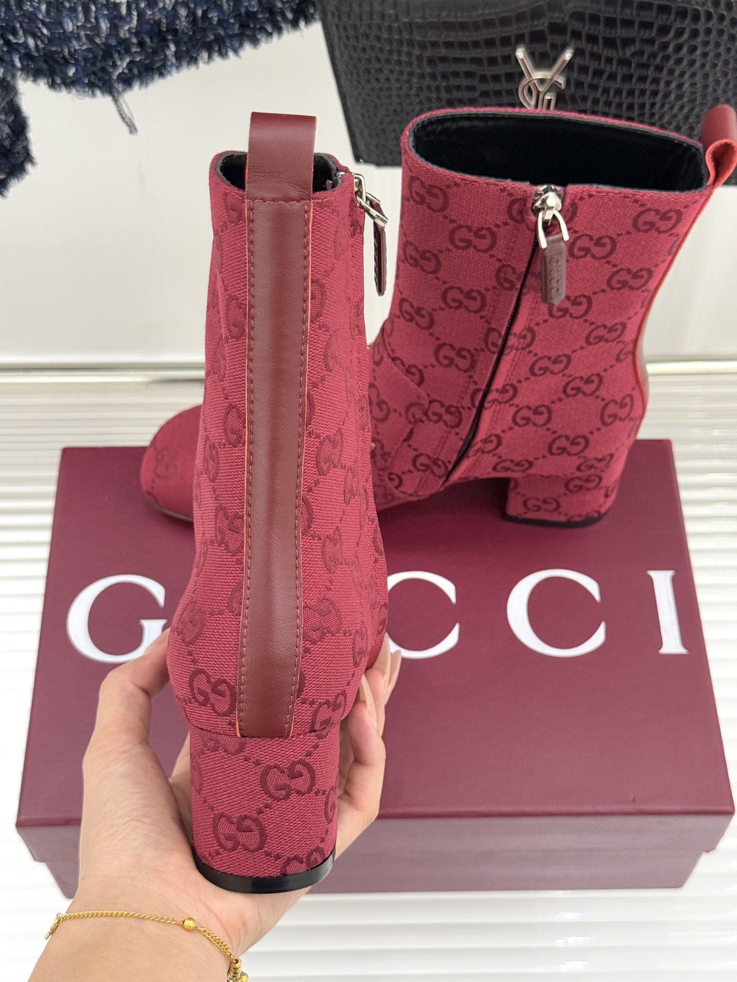 Gucci/古驰25WF新品马衔扣圆头粗跟短靴这款短靴以标志性马衔扣贯穿设计古银镀层雕琢出时光质感成为鞋